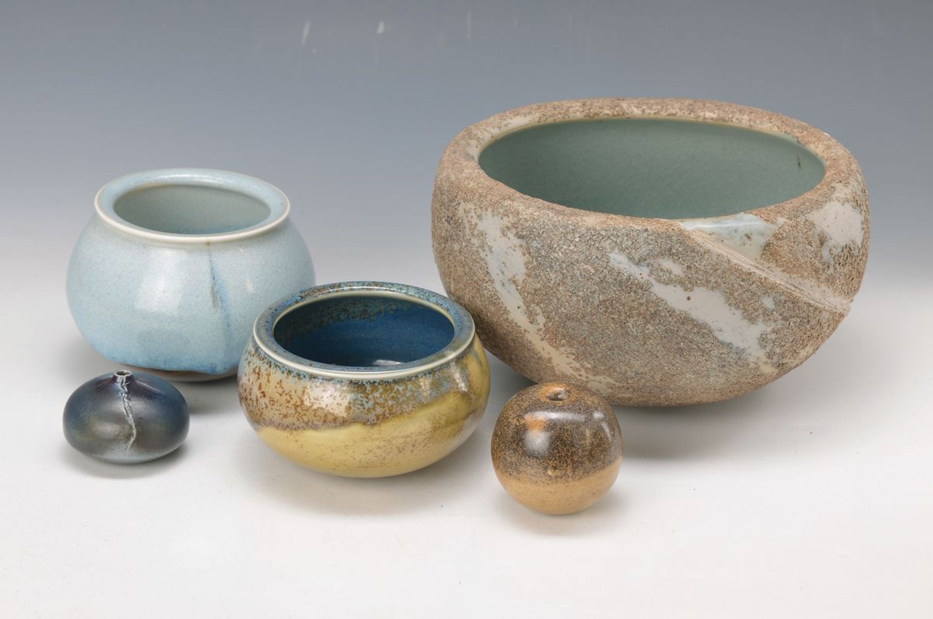 Gerald and Gotlind Weigel, 5 various Keramikgefäße, stoneware with various glazes, all on base