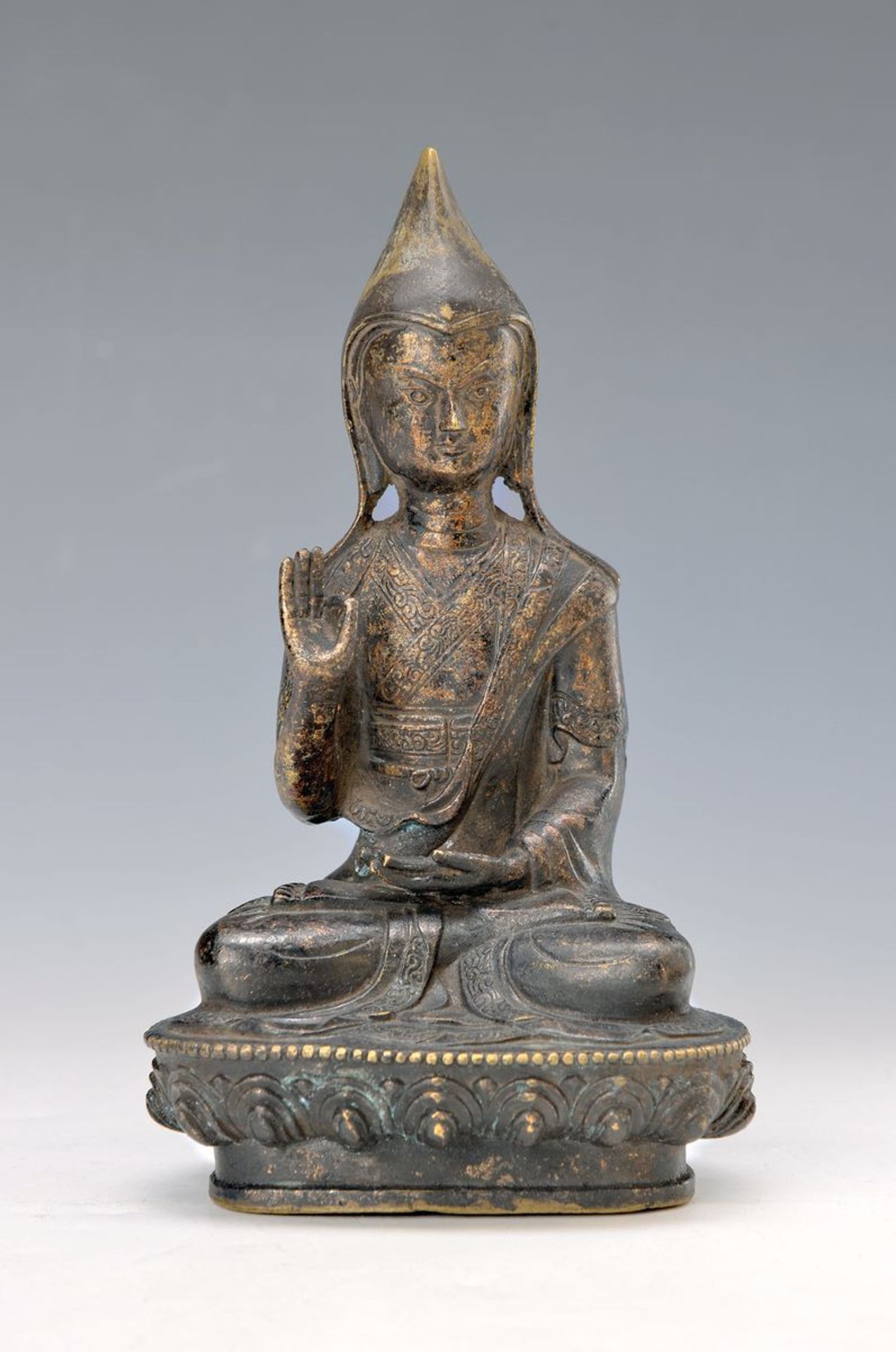 Tsongkhapa, Tibet, 17./18. th c., fine bronze cast, opulent decorated garment, lotus pedestal,