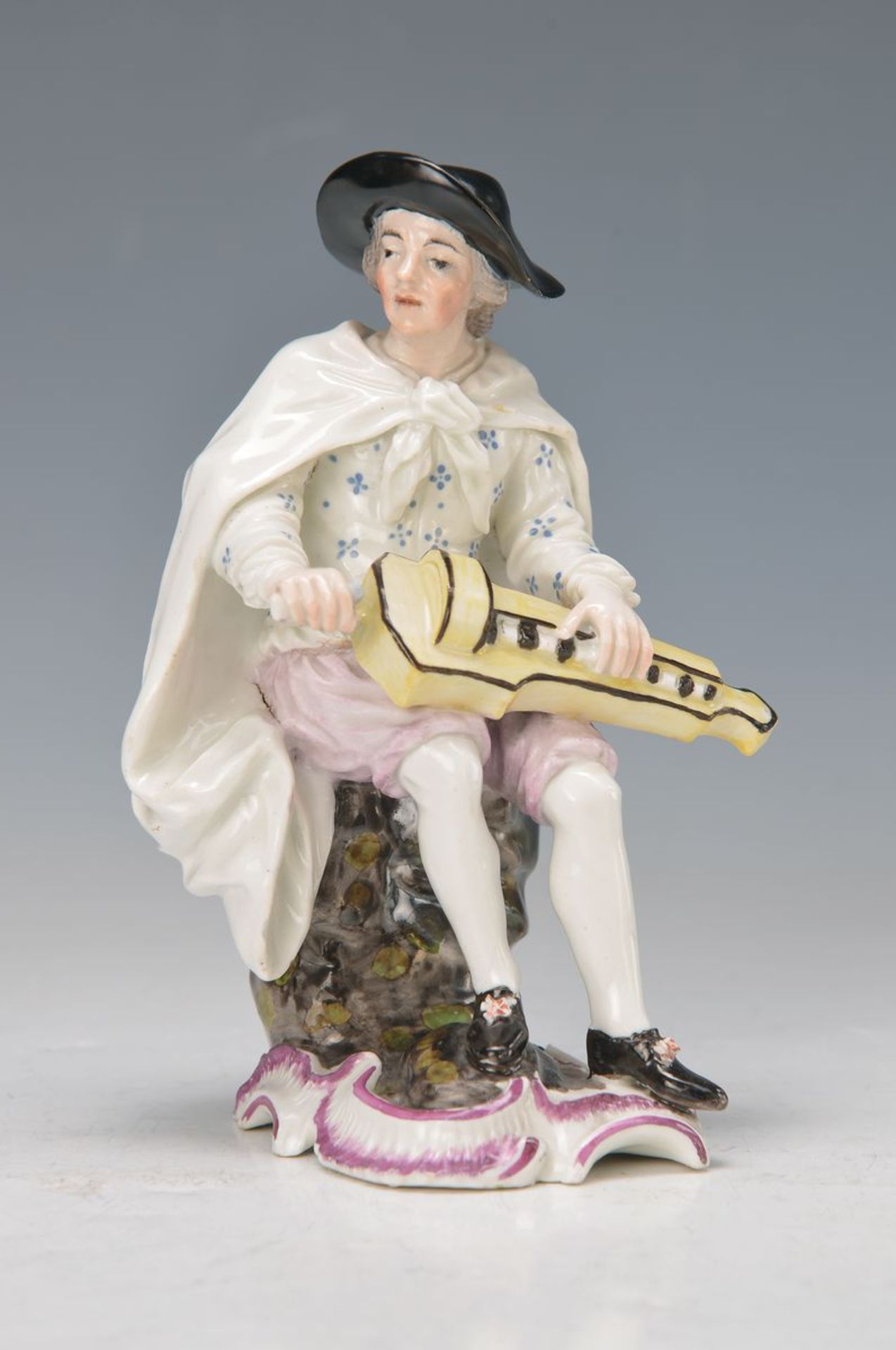 figurine, Frankenthal, around 1757/59, of a series of the peasant minstrel, here: musician with