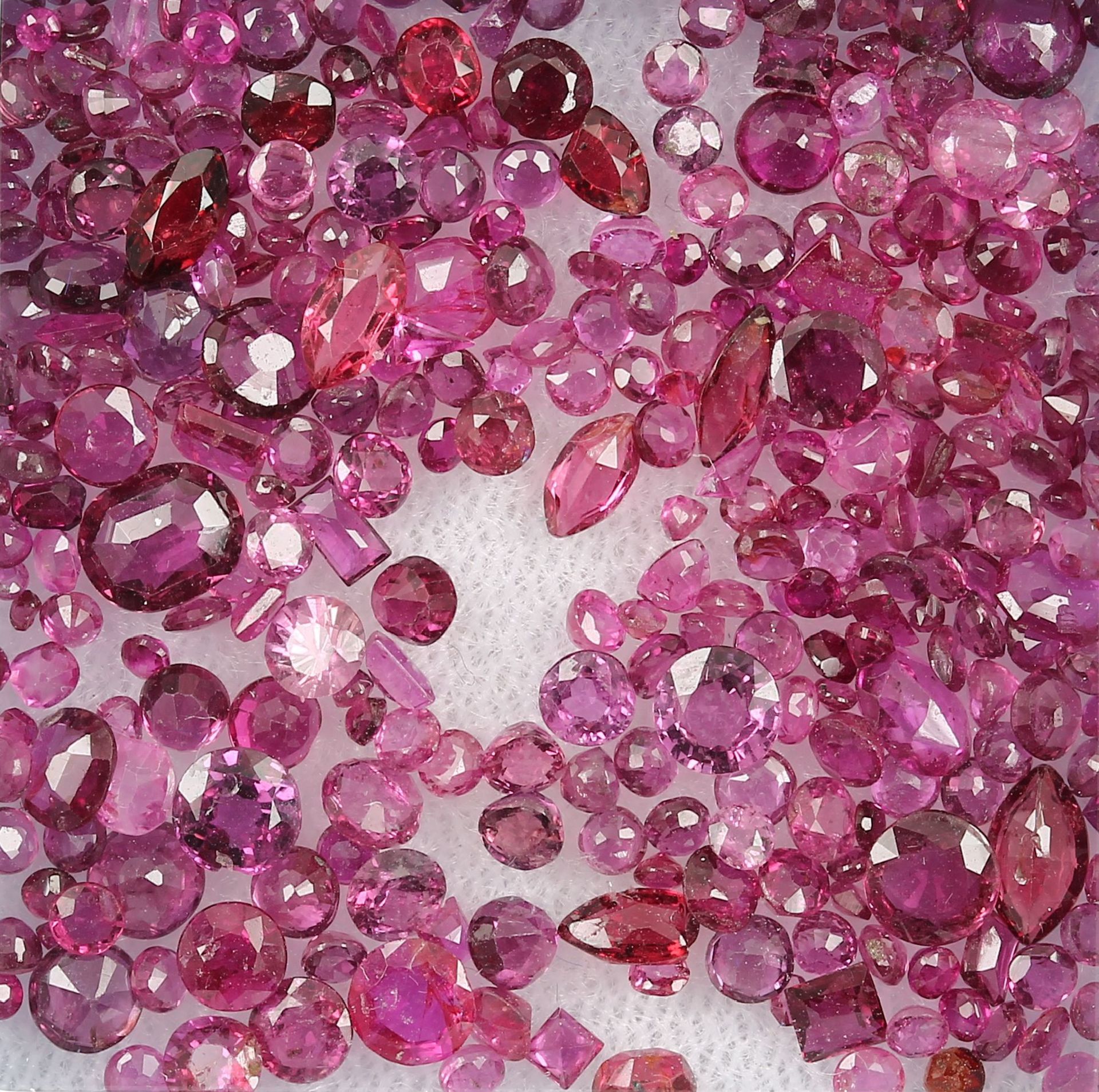 Lot loose bevelled rubies total 20.12 ct , in different shapes Valuation Price: 2300, - EUR