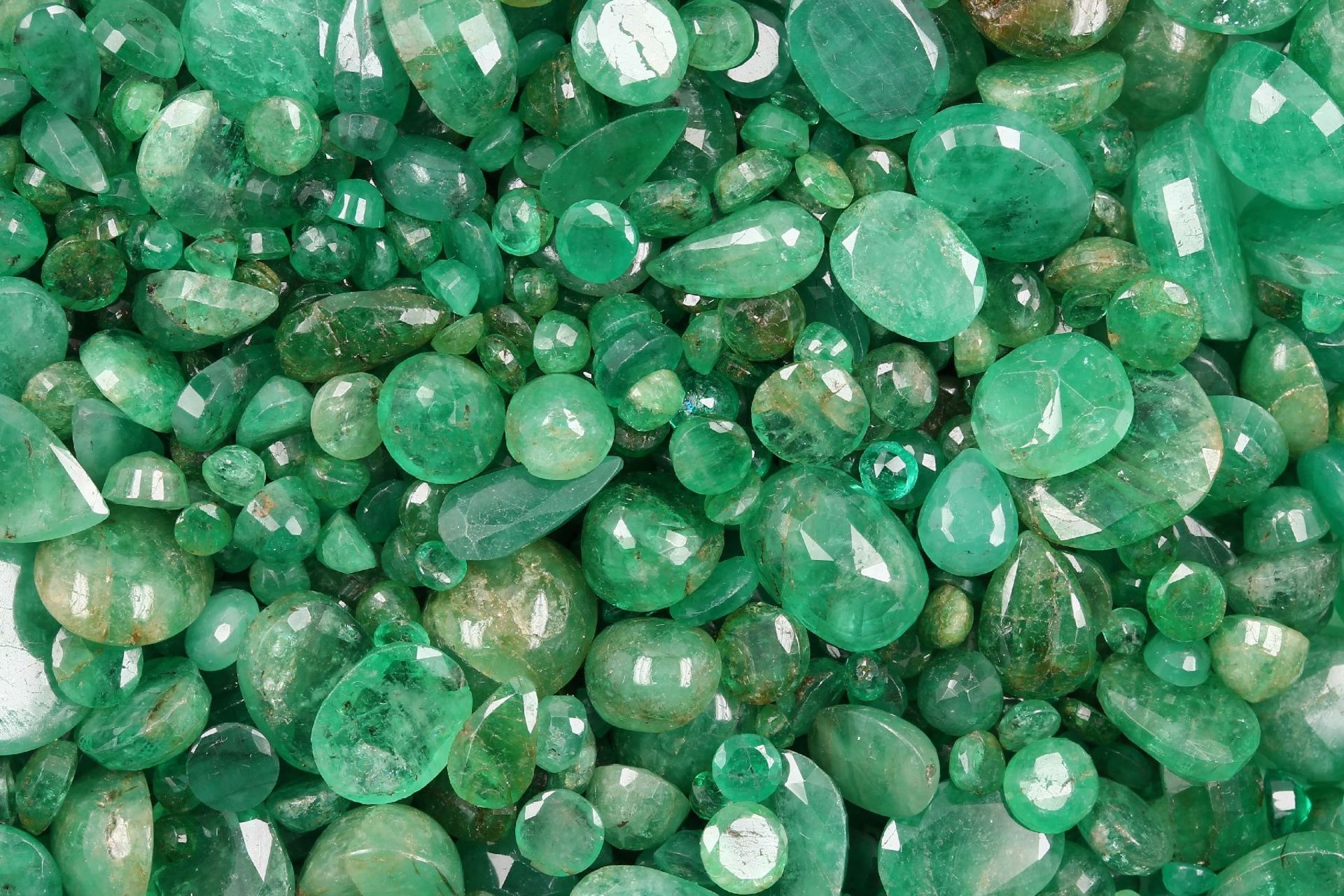 Lot loose emeralds total approx. 368 ct , different shapes, dismounted