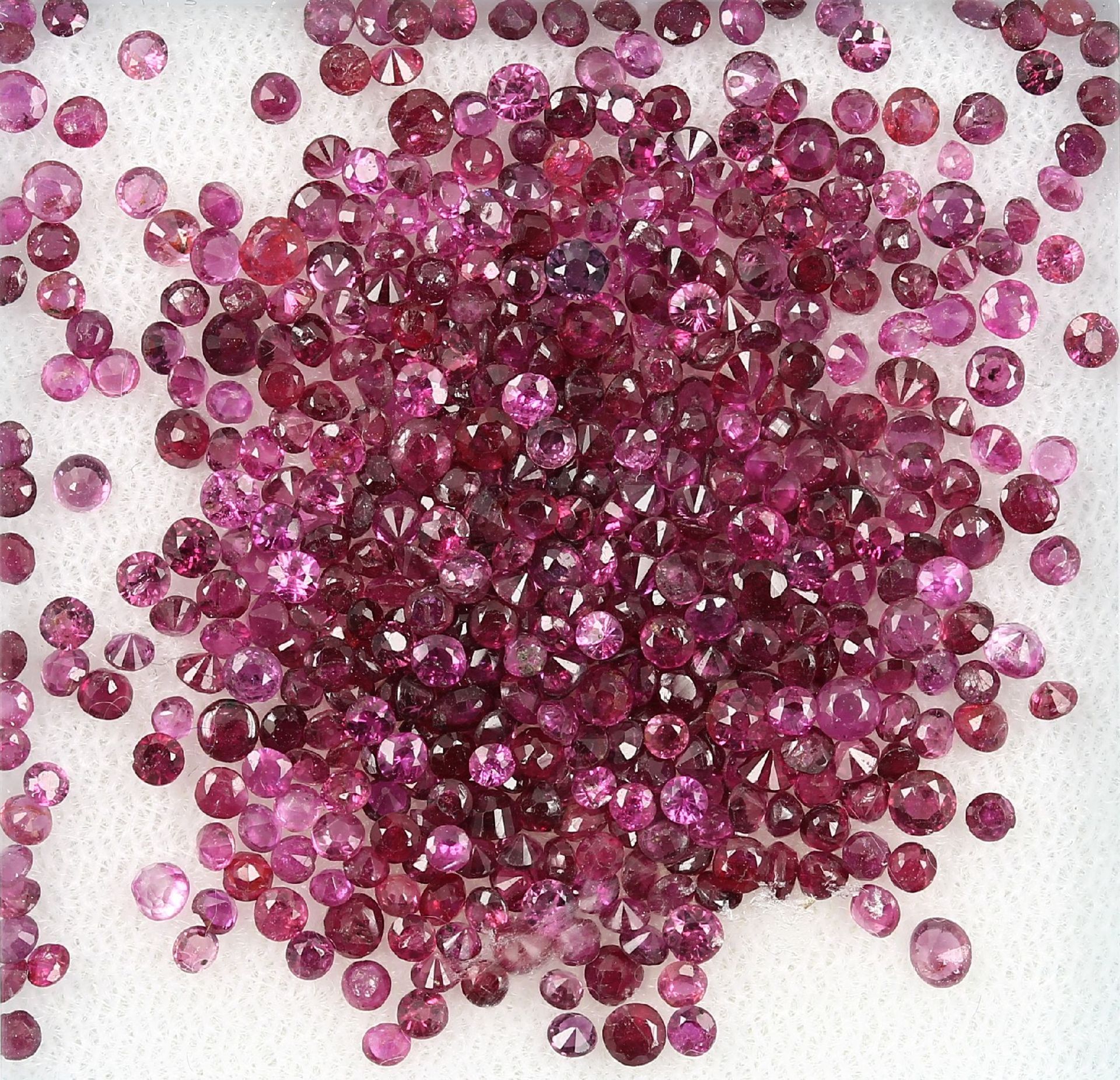 Lot loose bevelled rubies, total 21.09 ct, round Valuation Price: 3600, - EUR