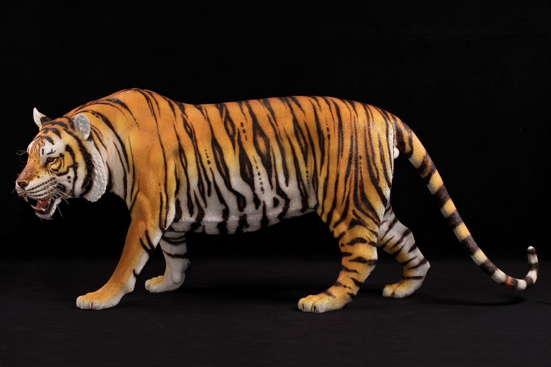 Tiger, fiberglass, realistic work, slight traces of storage approx. 66x59x163 cm - Bild 2 aus 3