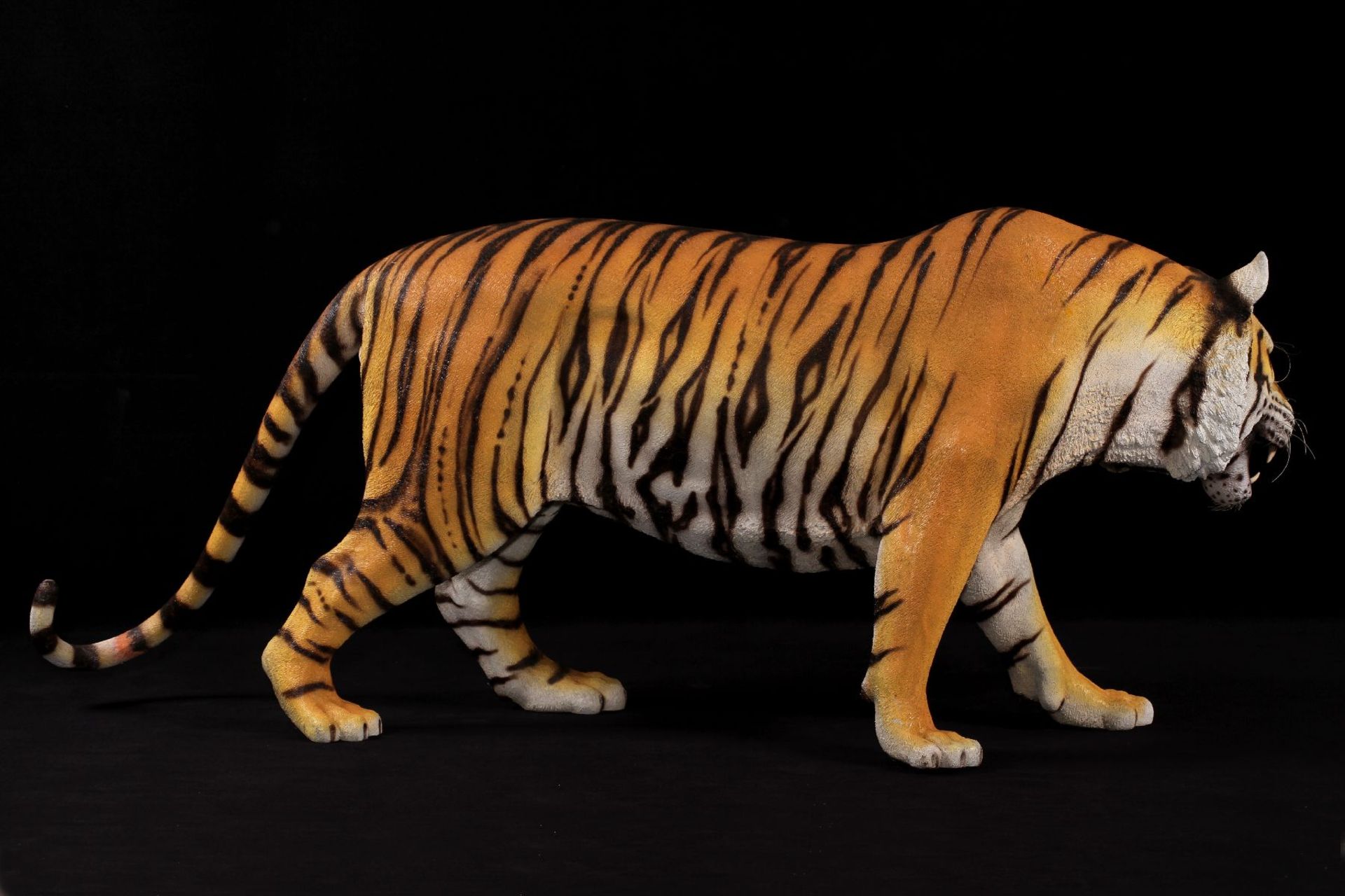 Tiger, fiberglass, realistic work, slight traces of storage approx. 66x59x163 cm - Bild 3 aus 3