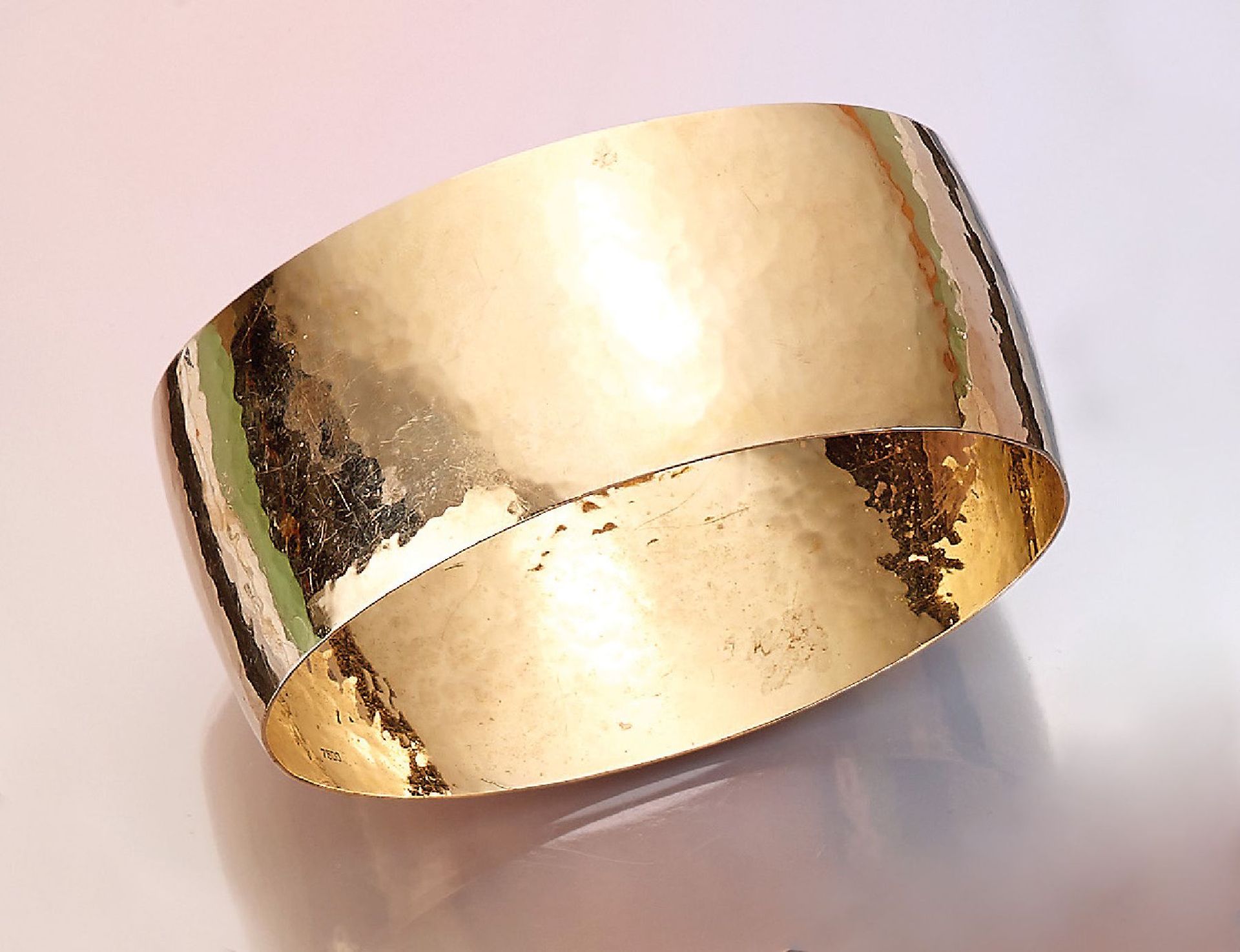 18 kt gold bangle , YG 750/000, approx. 50 g, hammer finish, diam. approx. 6.7 cm