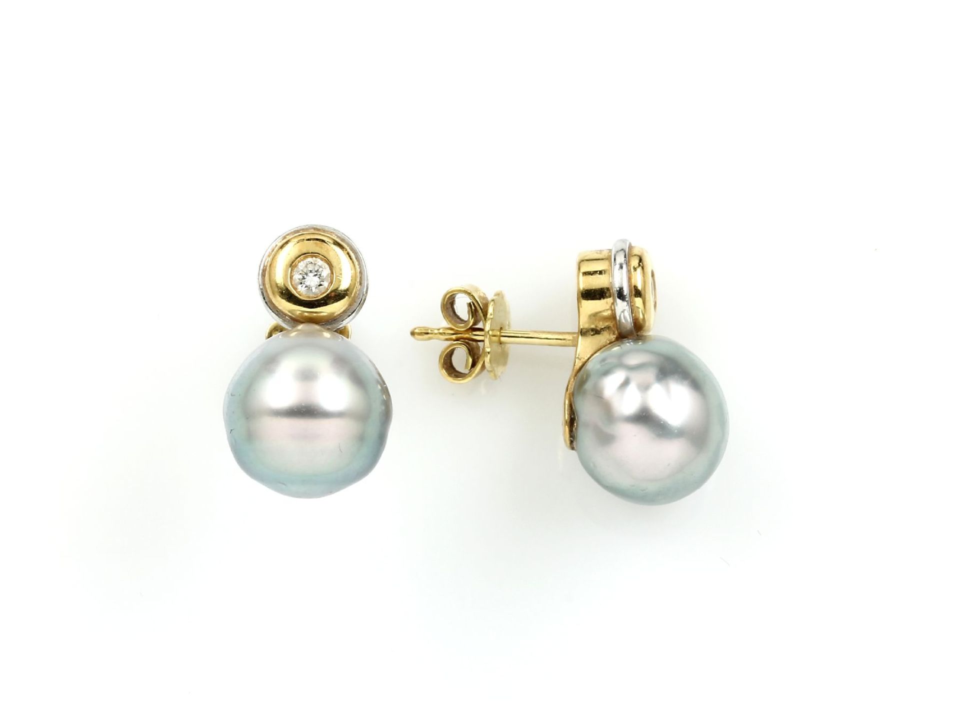 Pair of 18 kt gold earrings with cultured tahitian pearls and brilliants , YG 750/000,2 silver grey,