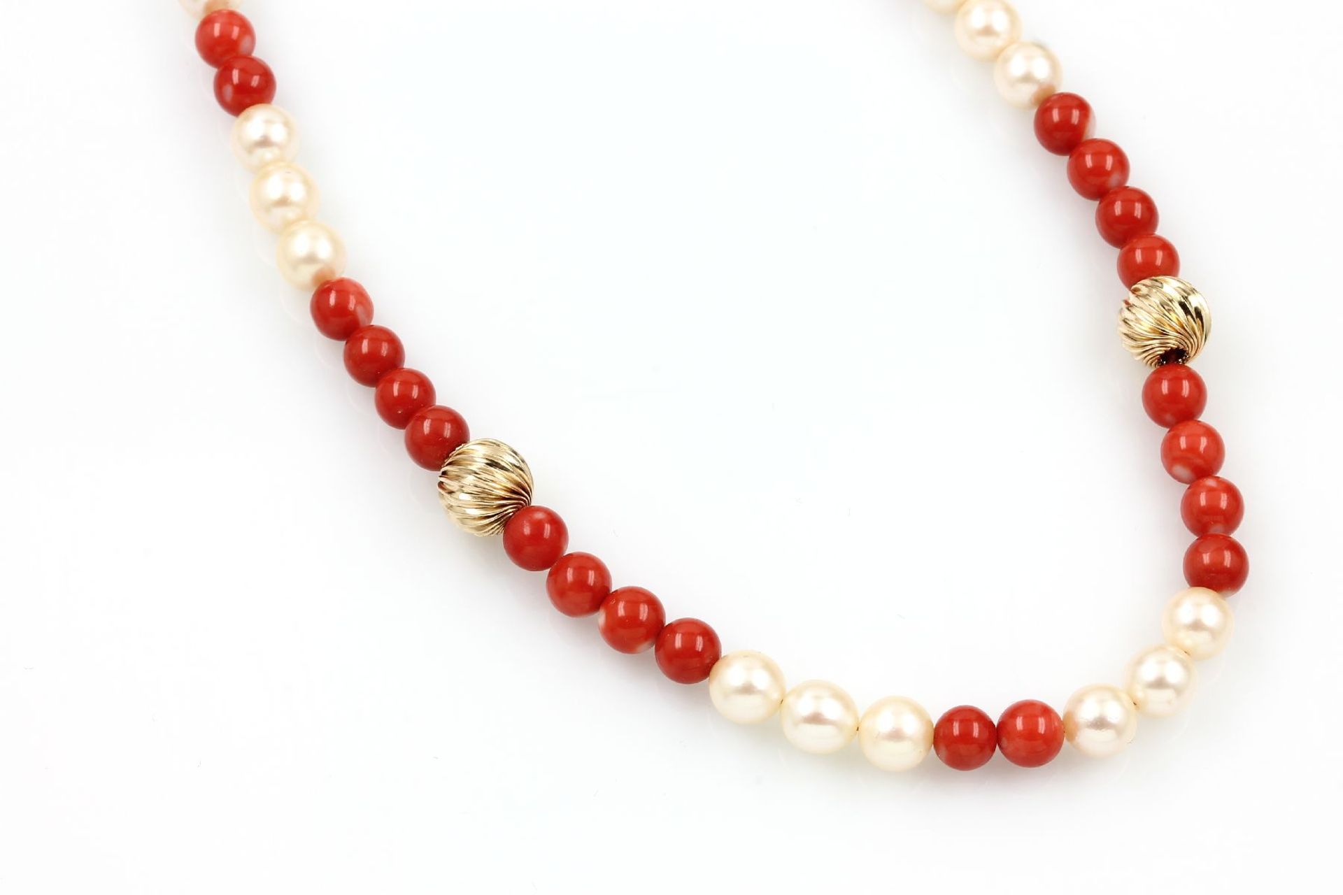 Necklace with cultured pearls and coral , creamcoloured cultured akoya pearls, diam. approx. 7.4 mm,