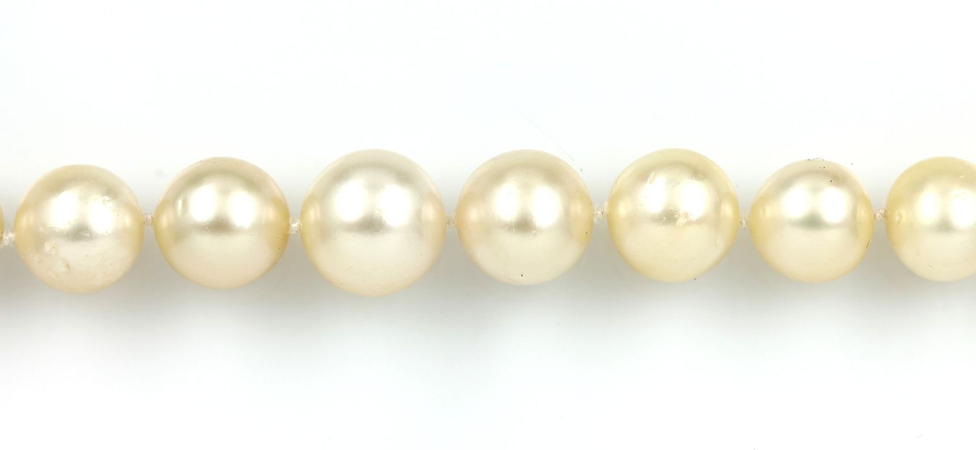 Necklace made of cultured south seas pearls , sphere clasp YG 750/000, round bevelled sapphires, - Bild 4 aus 6