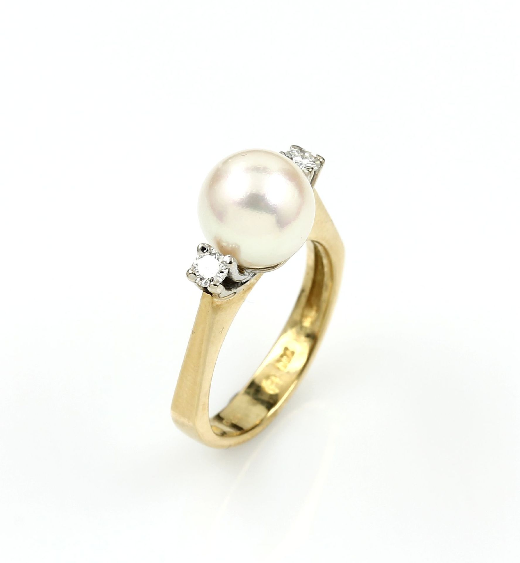 18 kt gold ring with pearl and brilliants , YG 750/000, centered cultured pearl, 2 brilliants