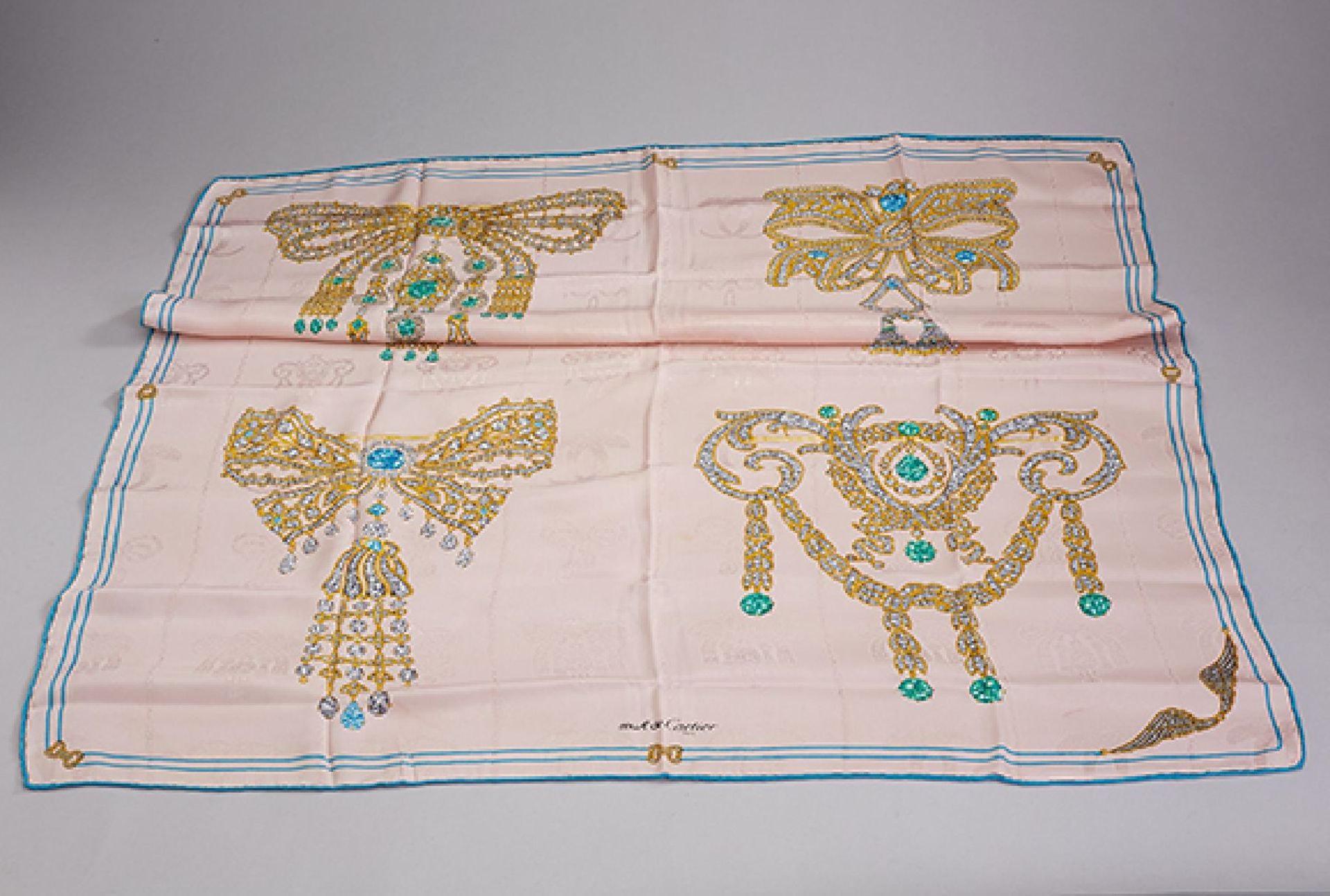 Must de CARTIER square, 100 % silk , Made inFrance, ground rose coloured, motifs with jewellery,