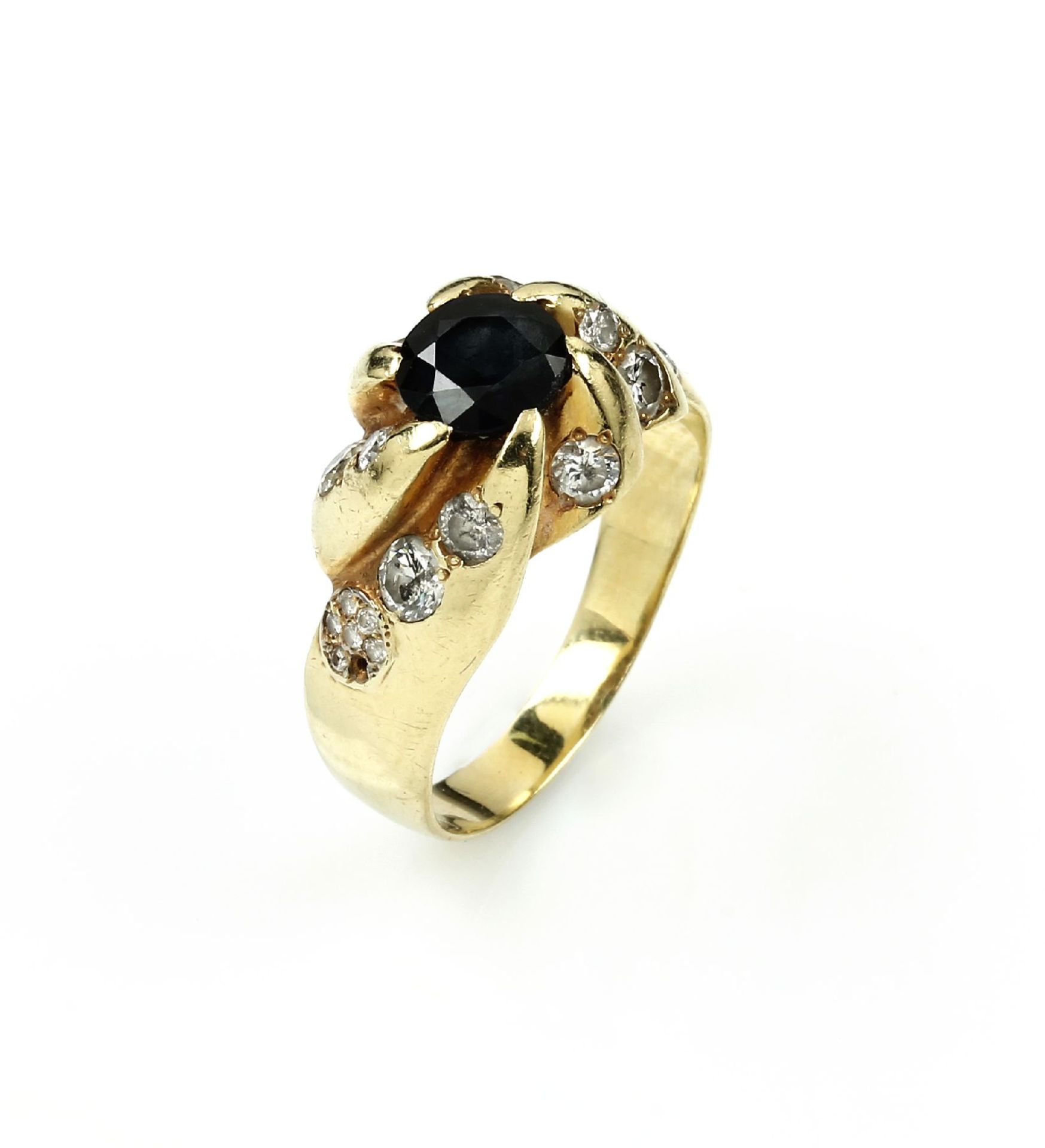 14 kt gold ring with brilliants and sapphire , 10 brilliants total approx. 1.0 ct Wesselton-Crystal/