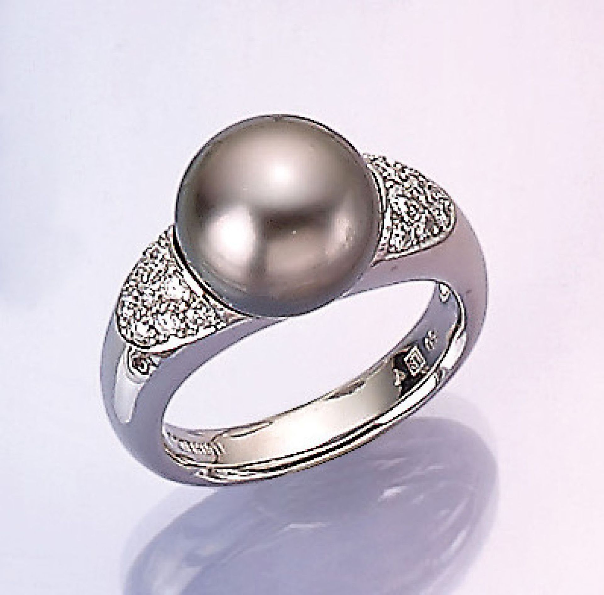 18 kt gold LÜTH BIJOUX ring with tahitian pearl and brilliants , WG 750/000 tahitian pearl diam.