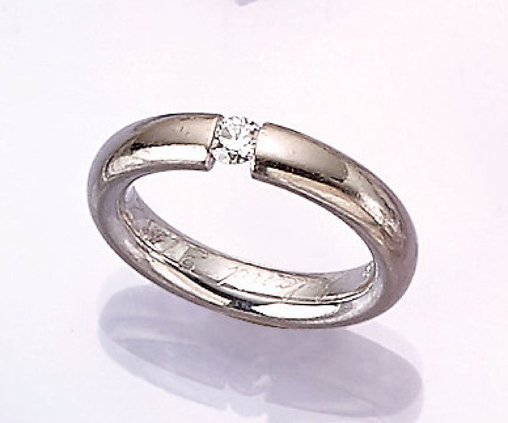 18 kt gold NIESSING tension ring with brilliant , WG 750/000, centered brilliant approx. 0.15 ct Top