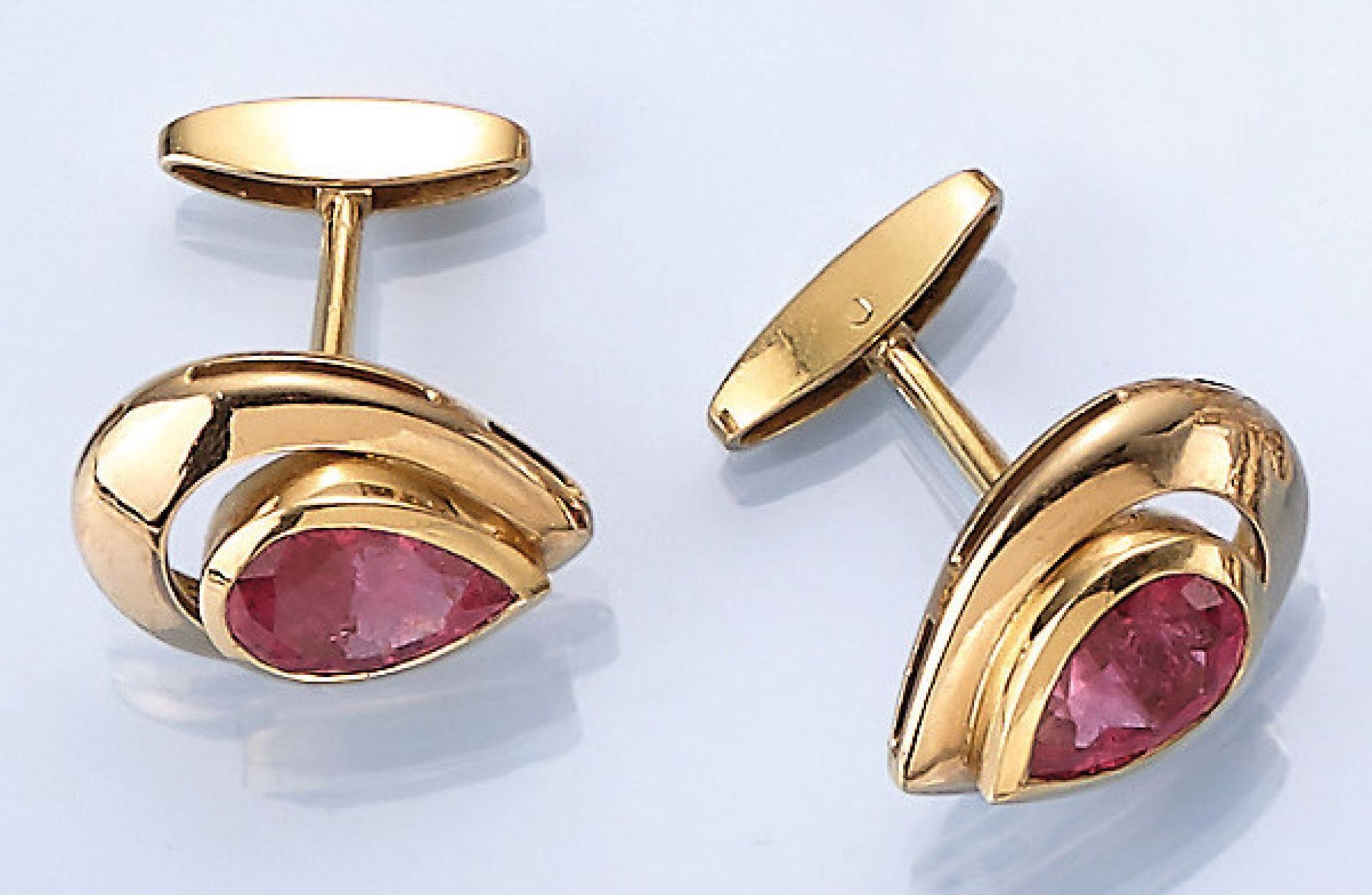 Pair of 18 kt gold cufflinks with tourmalines , YG 750/000, pinkcoloured tourmaline pears total