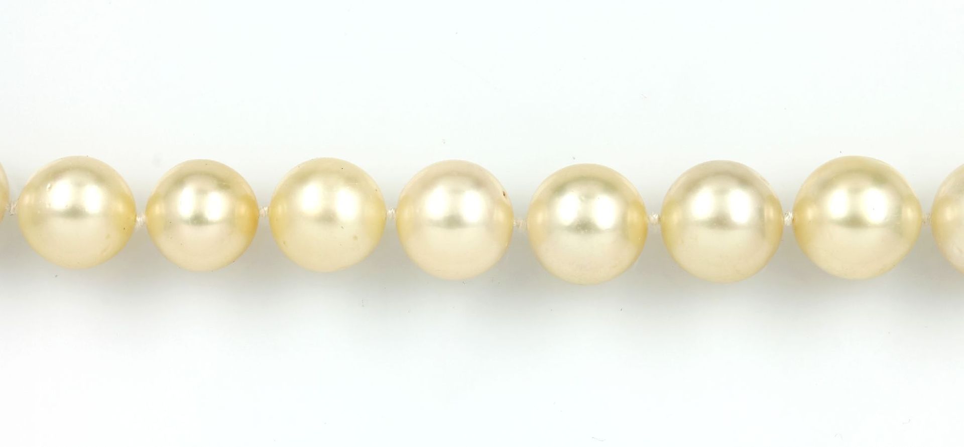 Necklace made of cultured south seas pearls , sphere clasp YG 750/000, round bevelled sapphires, - Bild 3 aus 6