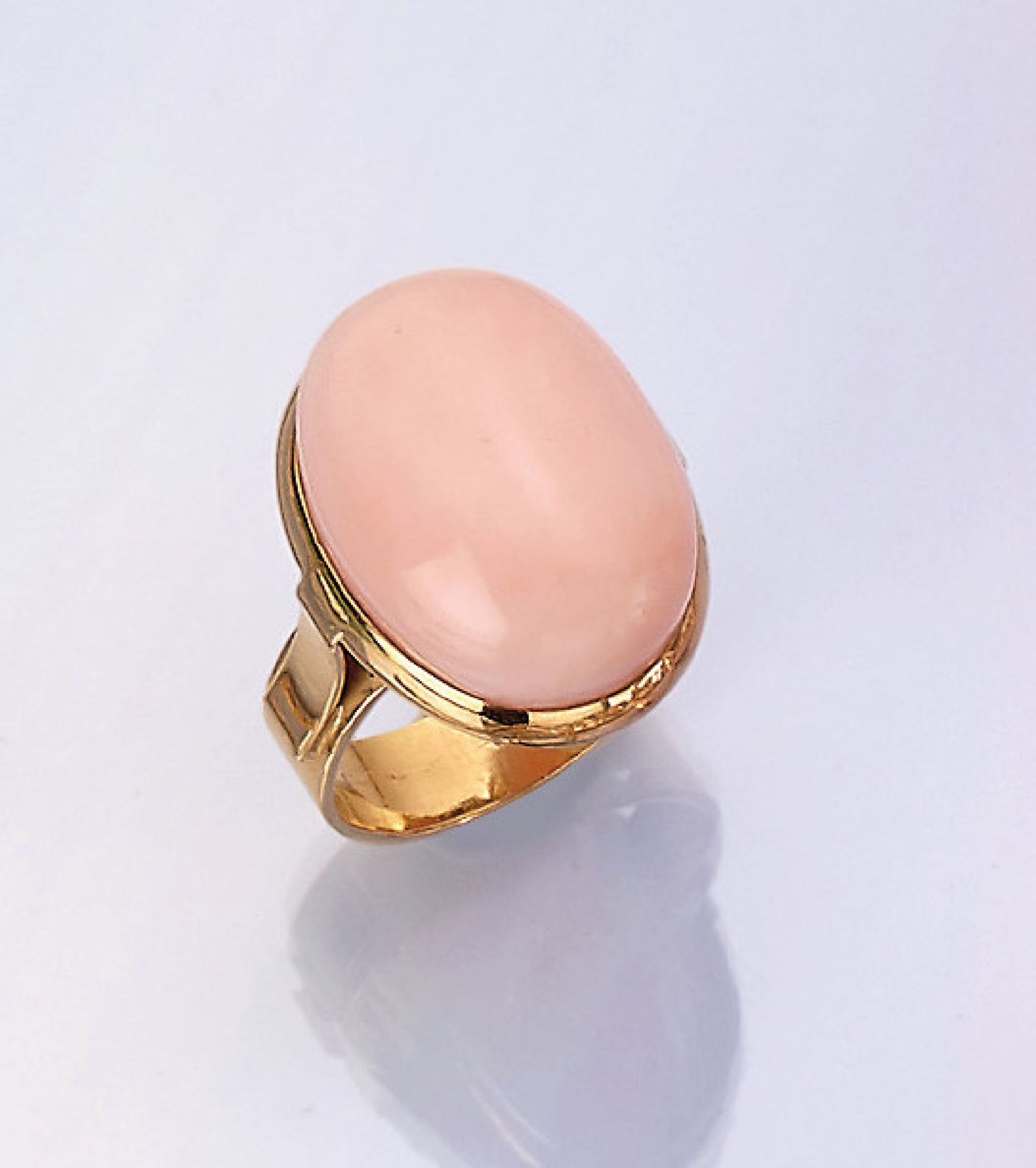 18 kt gold ring with angel skin coral , YG 750/000, centered oval angel skin coral cabochon,