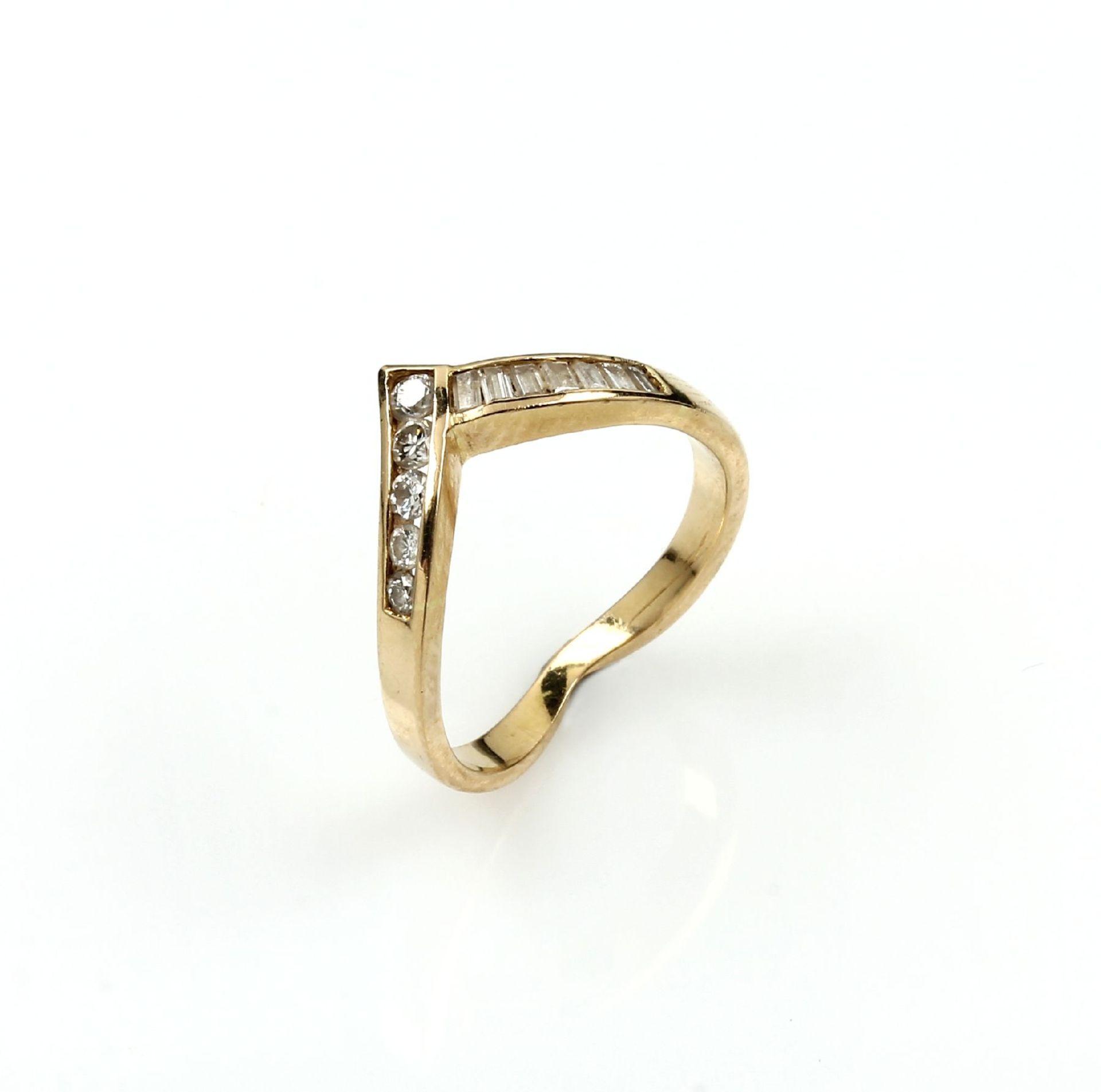 18 kt gold ring with diamonds , YG 750/000, 5 brilliants and 7 diamond-baguettes total approx. 0.