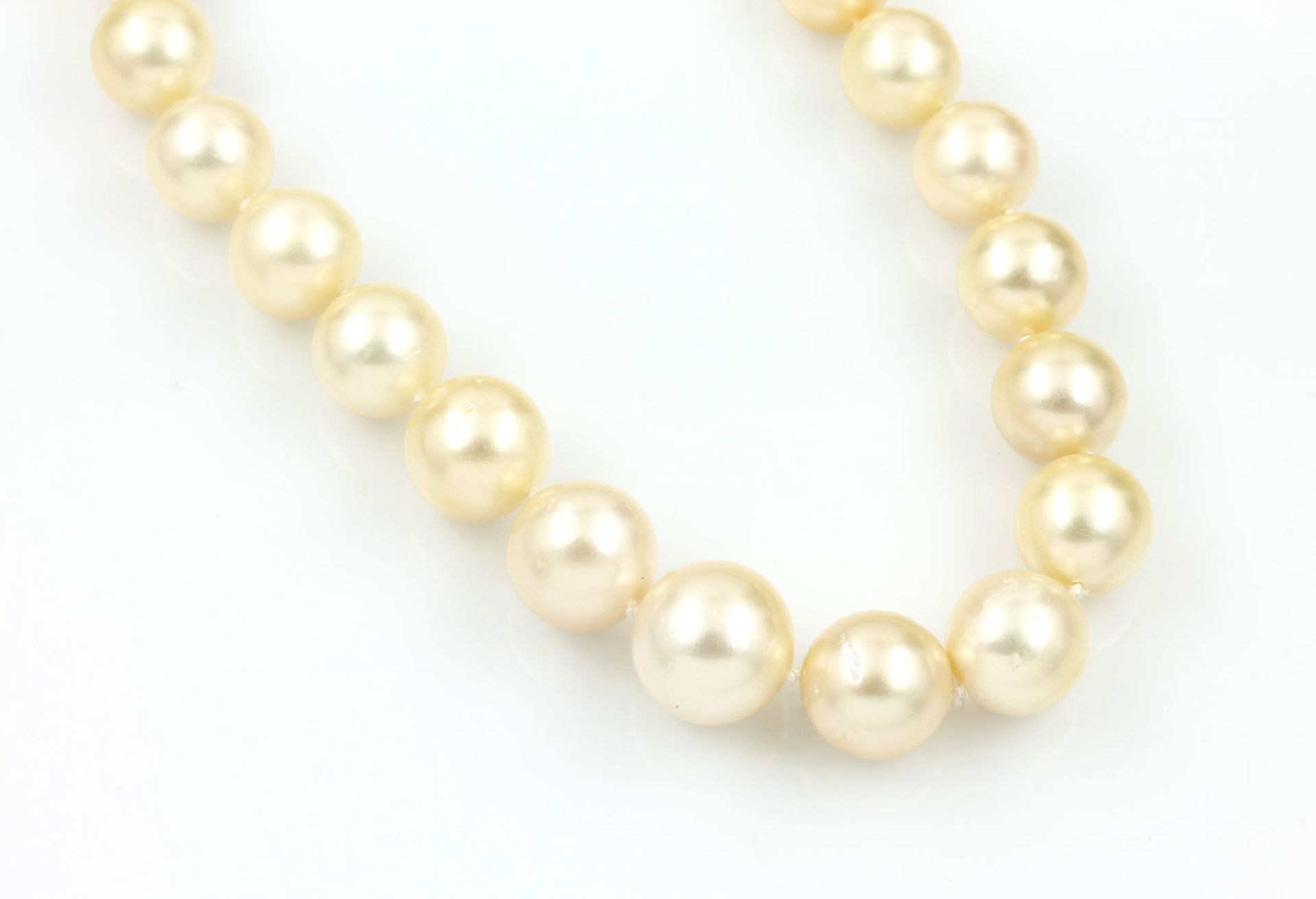 Necklace made of cultured south seas pearls , sphere clasp YG 750/000, round bevelled sapphires,