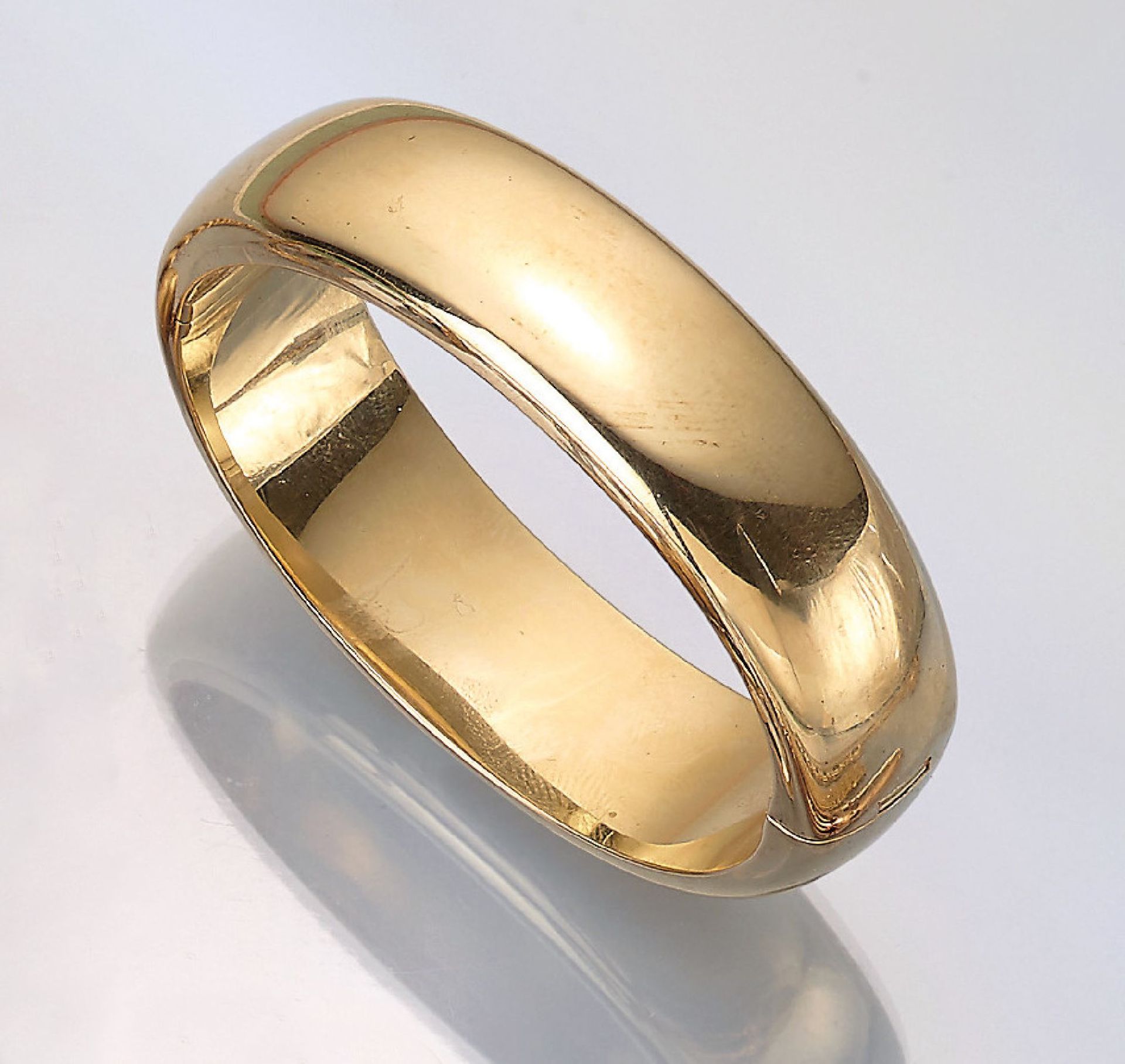 14 kt gold bangle, YG 585/000 , filled, approx. 4.9 x 6 cm, integrated case lock, approx. 62.5 g14