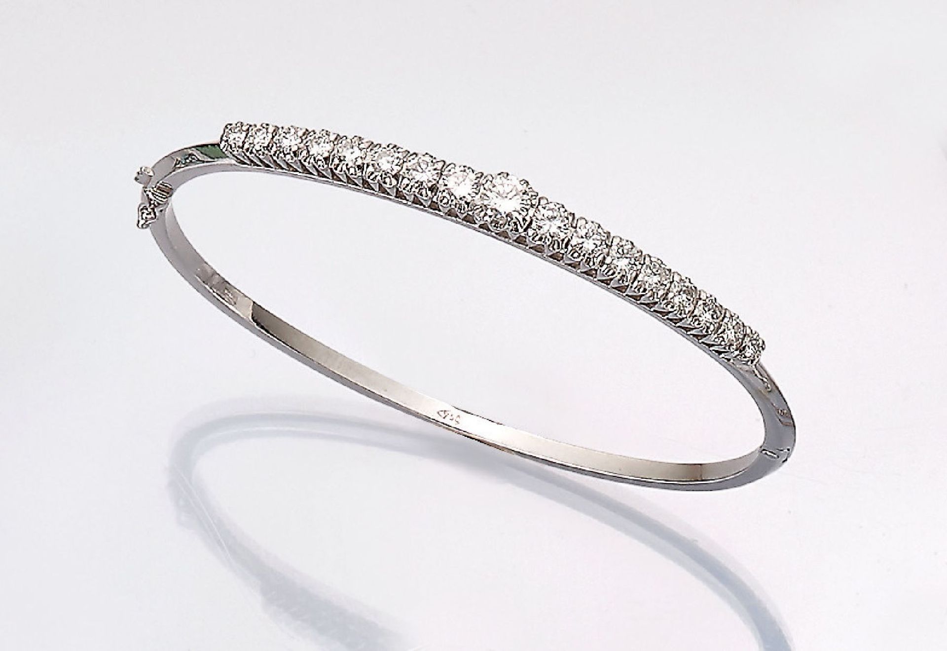 18 kt gold bangle with brilliants , WG 750/000, 17 brilliants tapering total approx. 1.5 ct