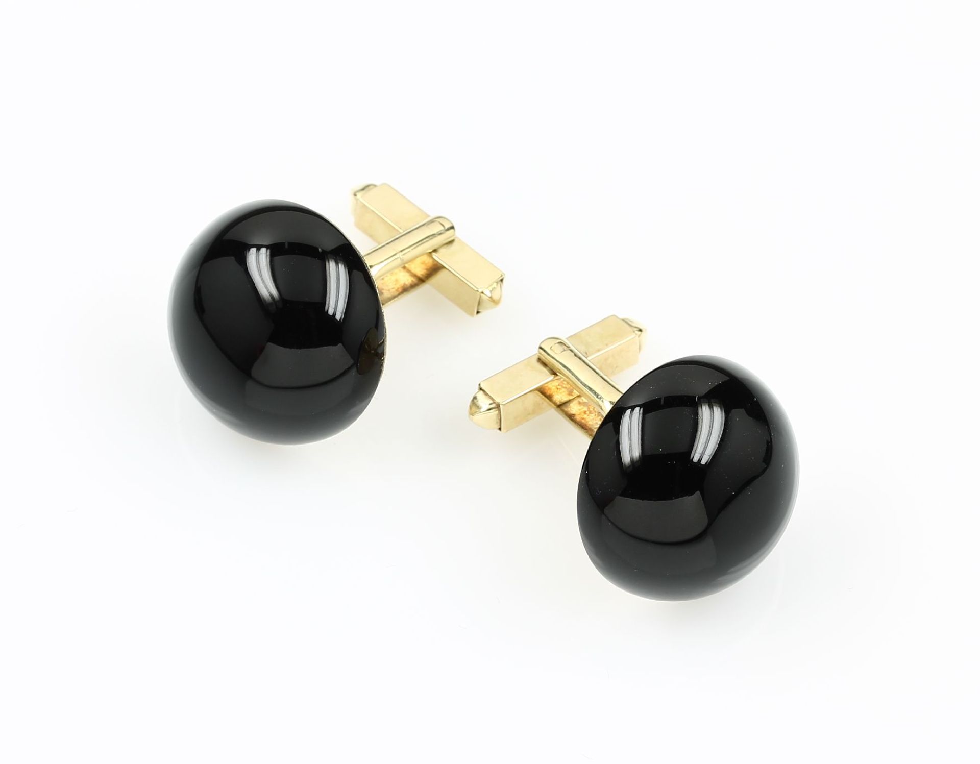Pair of 14 kt gold cuff links with onyx , YG585/000, 2 onyx cabochons (treated), total approx. 23.35