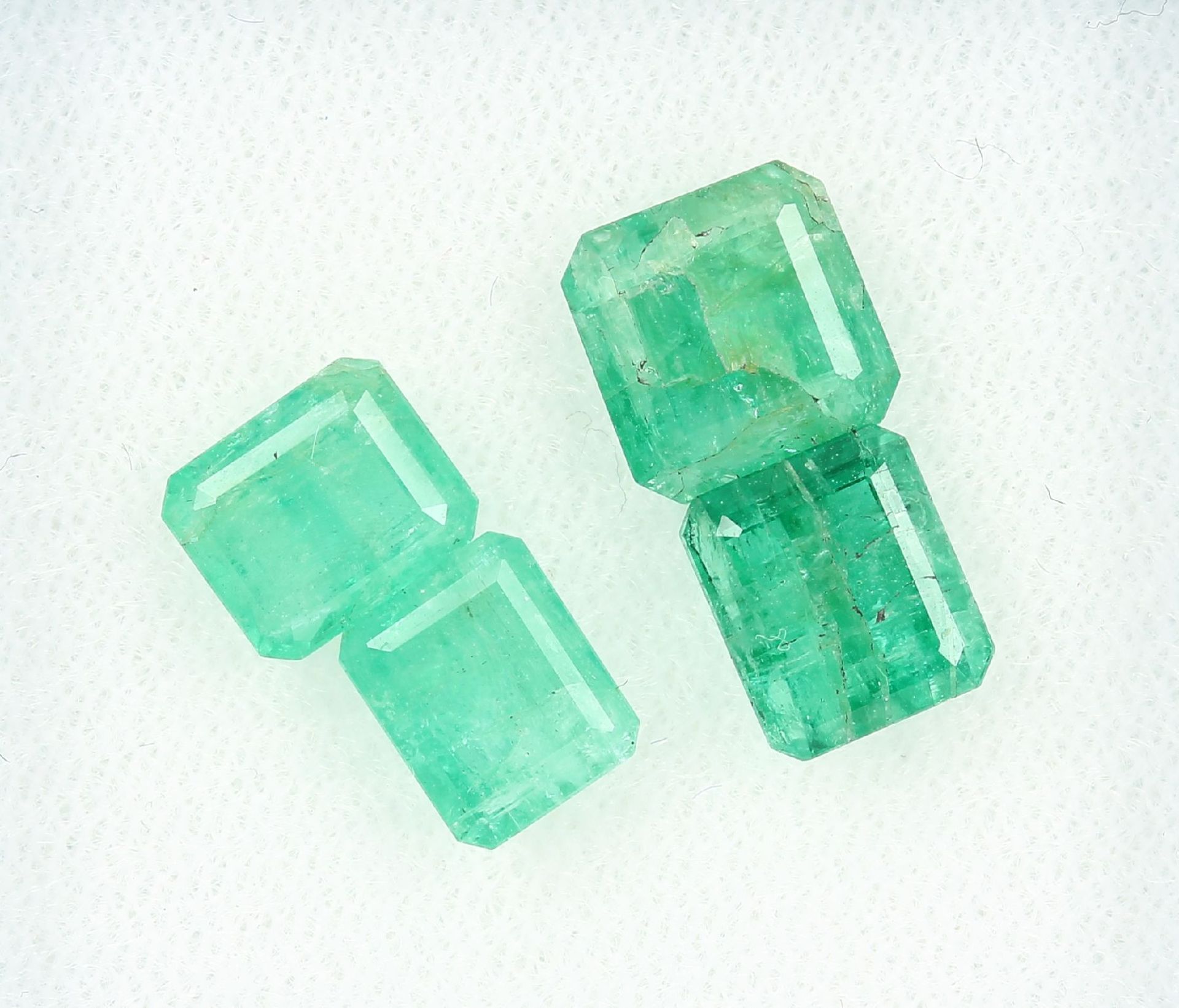 Lot 4 loose emeralds , total approx. 6.19 ct, in different cuts and sizes, partially dismounted