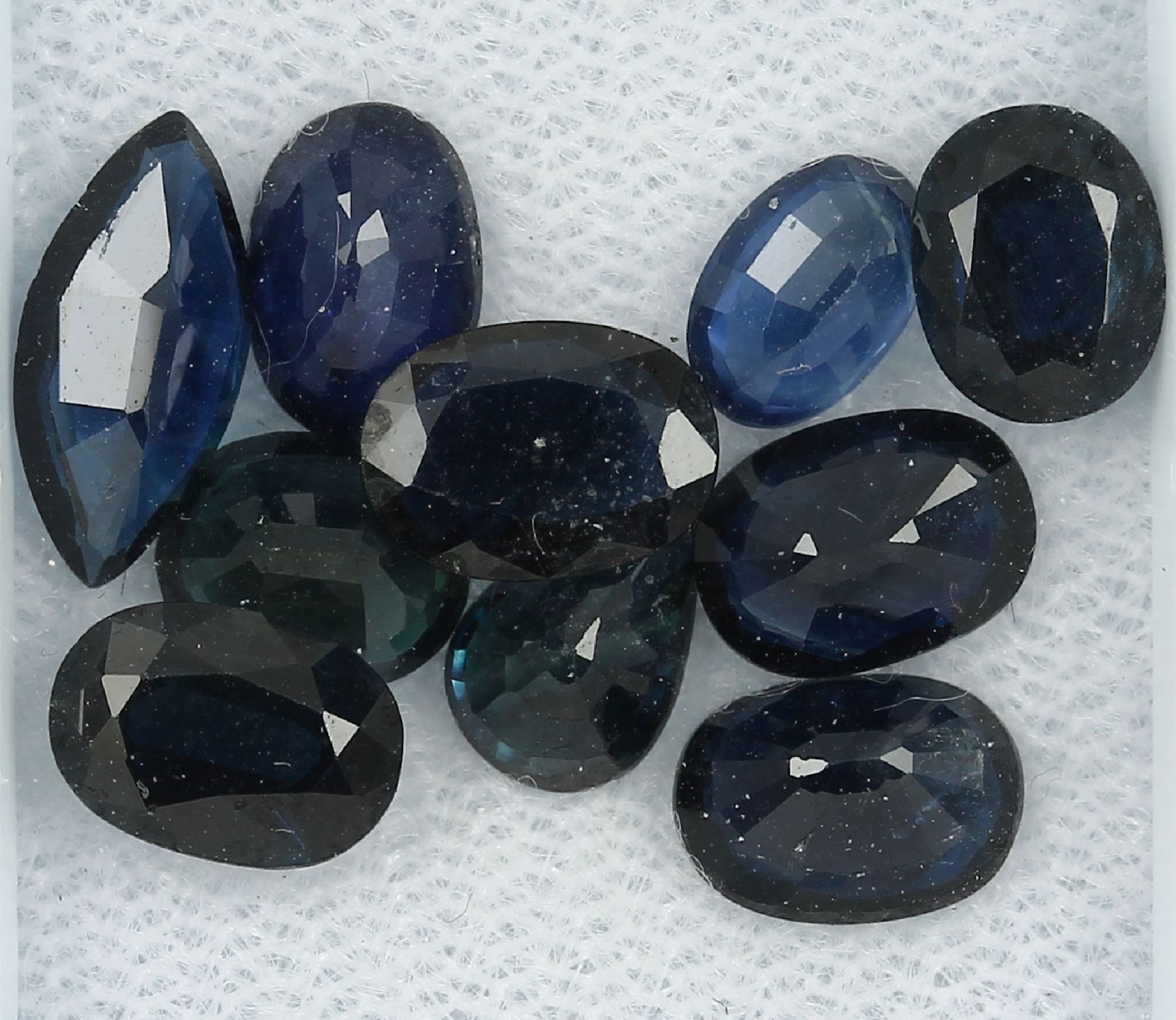 Lot 10 loose sapphires , total approx. 8.87 ct, in different cuts and sizes, partially dismounted