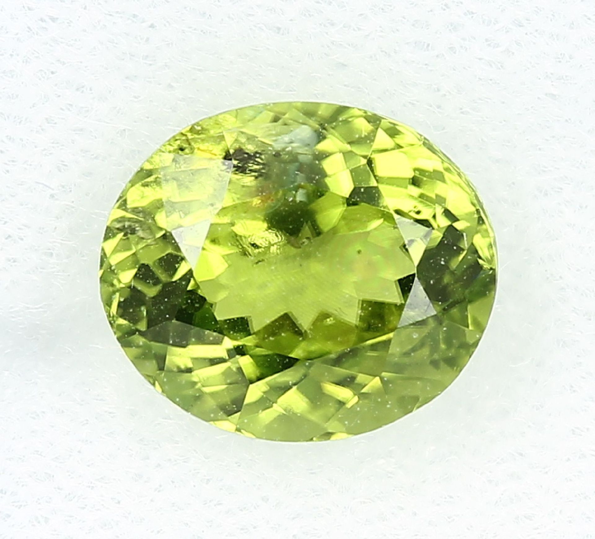 Loose peridot , approx. 3.69 ct, oval bevelled Valuation Price: 380, - EUR