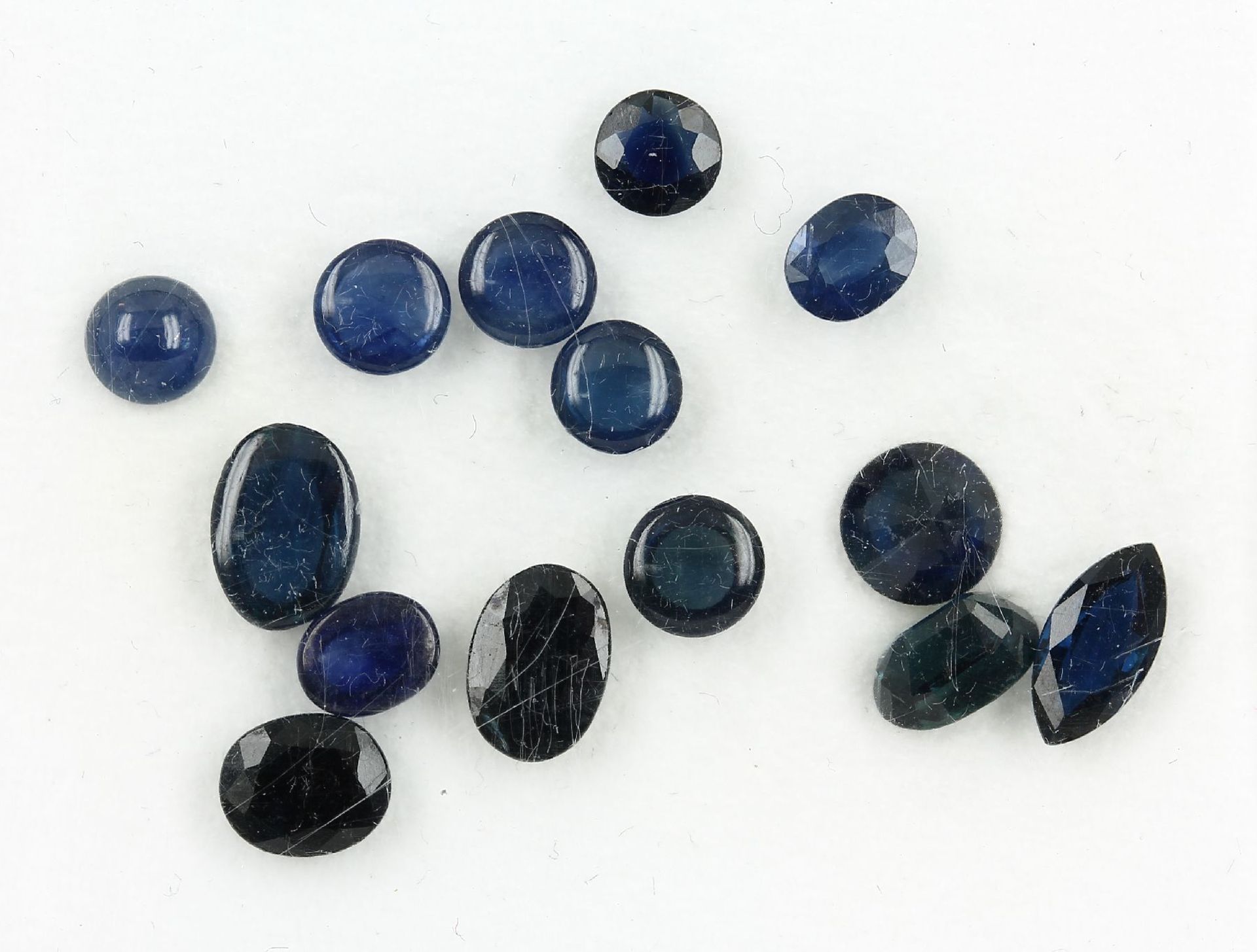 Lot 14 loose sapphires , total approx. 9.84 ct, bevelled and cabochons, in different shapes and