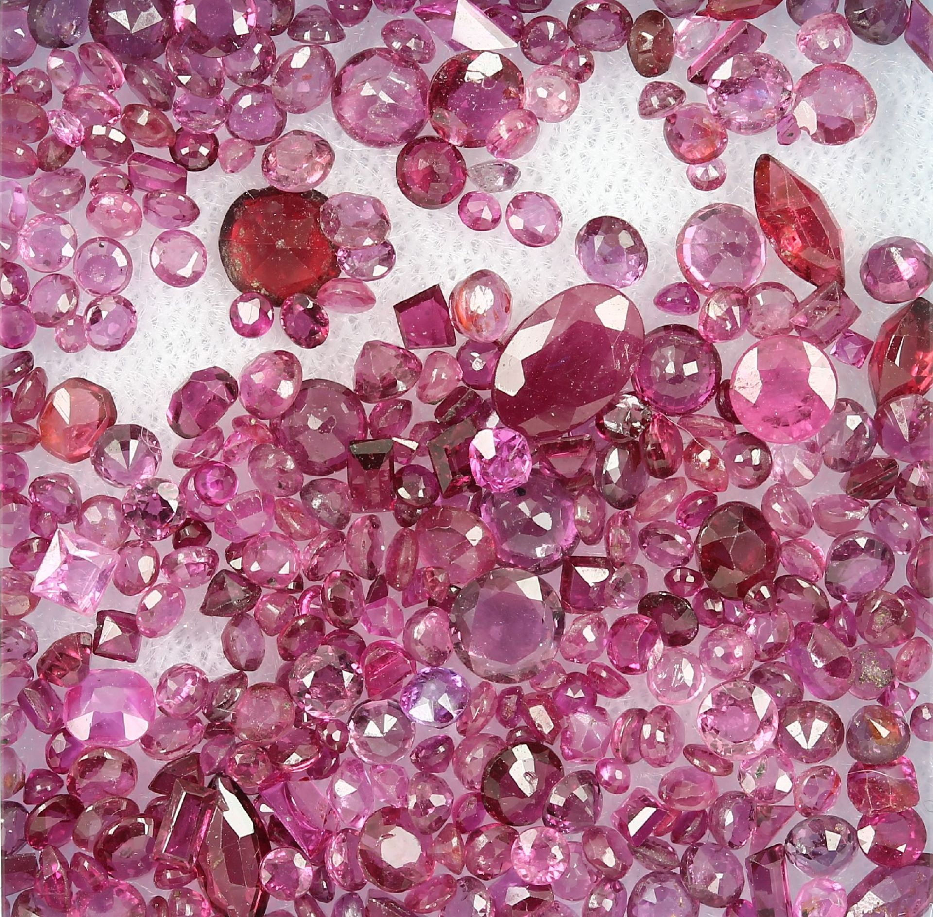 Lot loose rubies , total approx. 20.88 ct, in different colour shades, cuts and sizes, partially