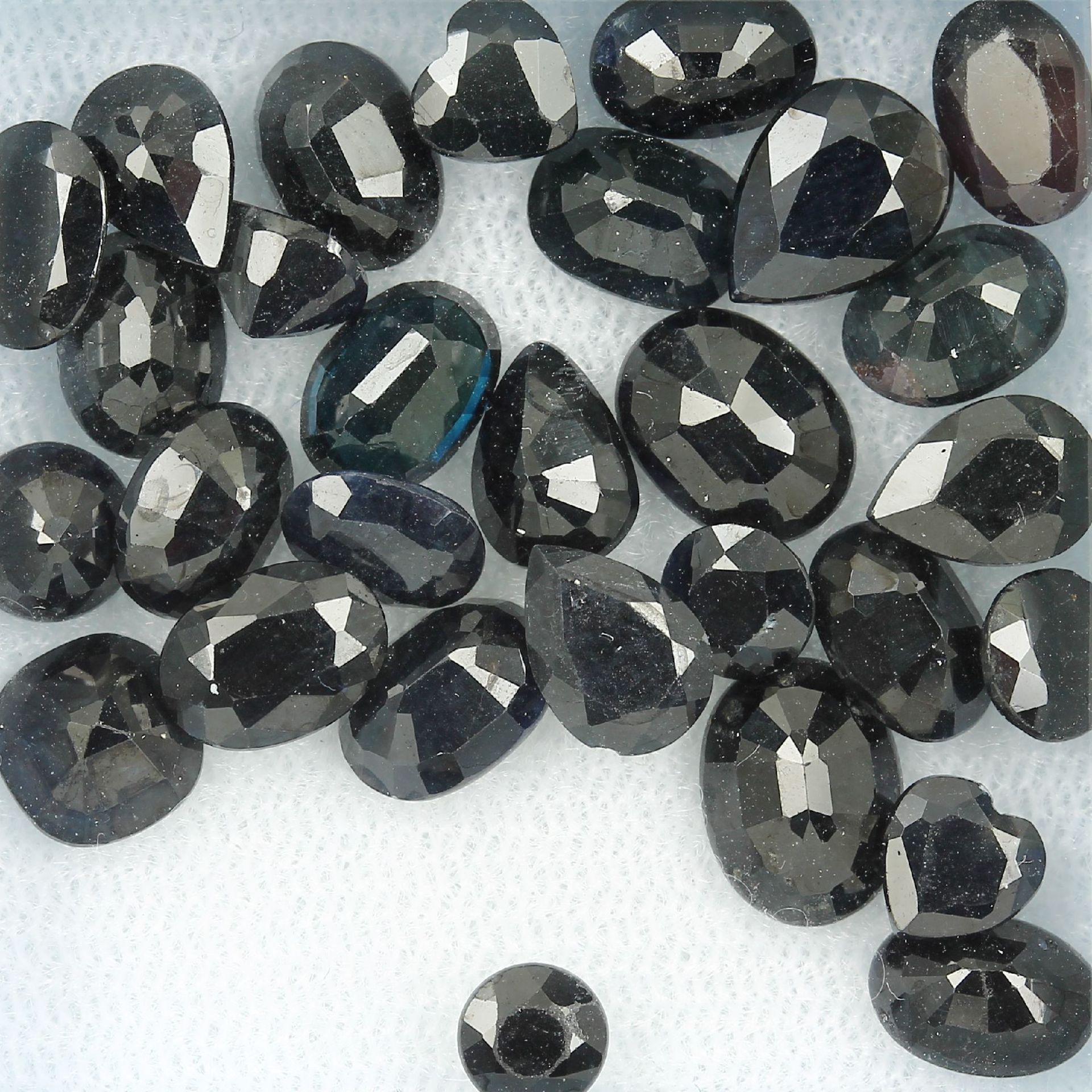 Lot loose sapphires , total approx. 29.73 ct, in different cuts and sizes, partially dismounted