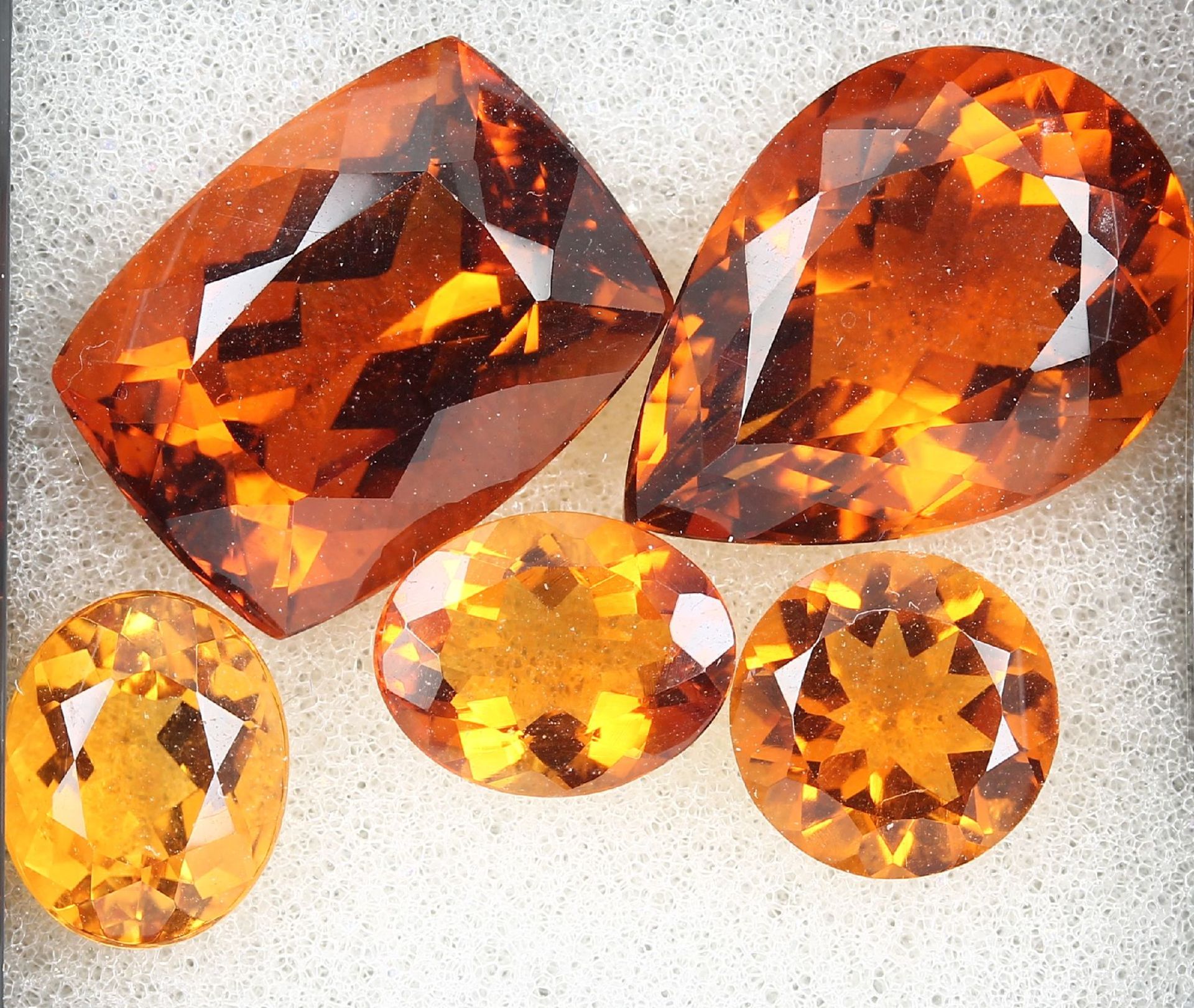 Lot 5 loose Madeira citrines , total approx.28.08 ct, comprised of: 2 x oval, 1 x round, 1x