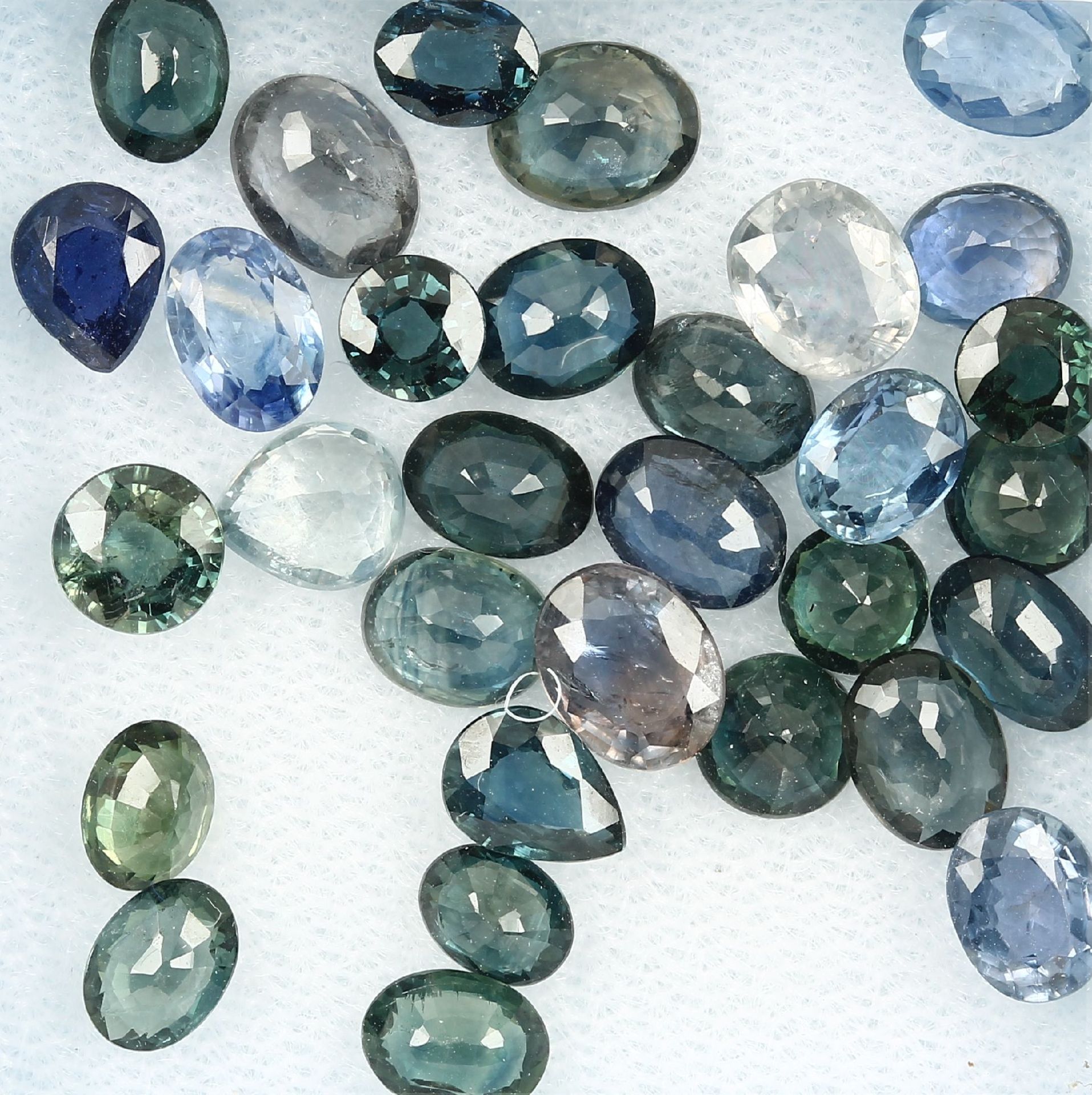 Lot loose sapphires , total approx. 19.58 ct, in different cuts, sizes and different shades of green