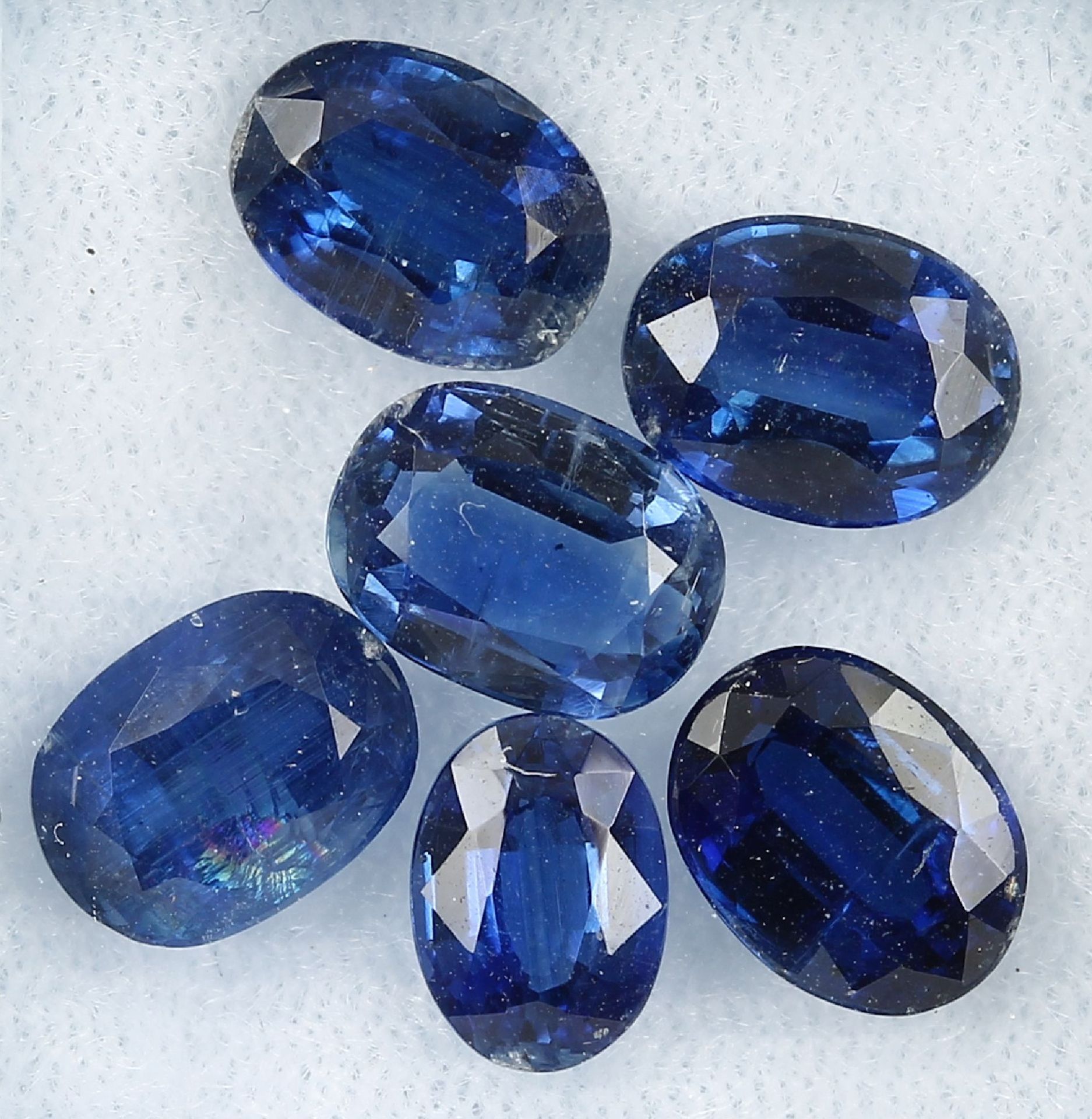 Lot 6 loose kyanites , total approx. 9.45 ct, dark blue, oval bevelled Valuation Price: 980, -