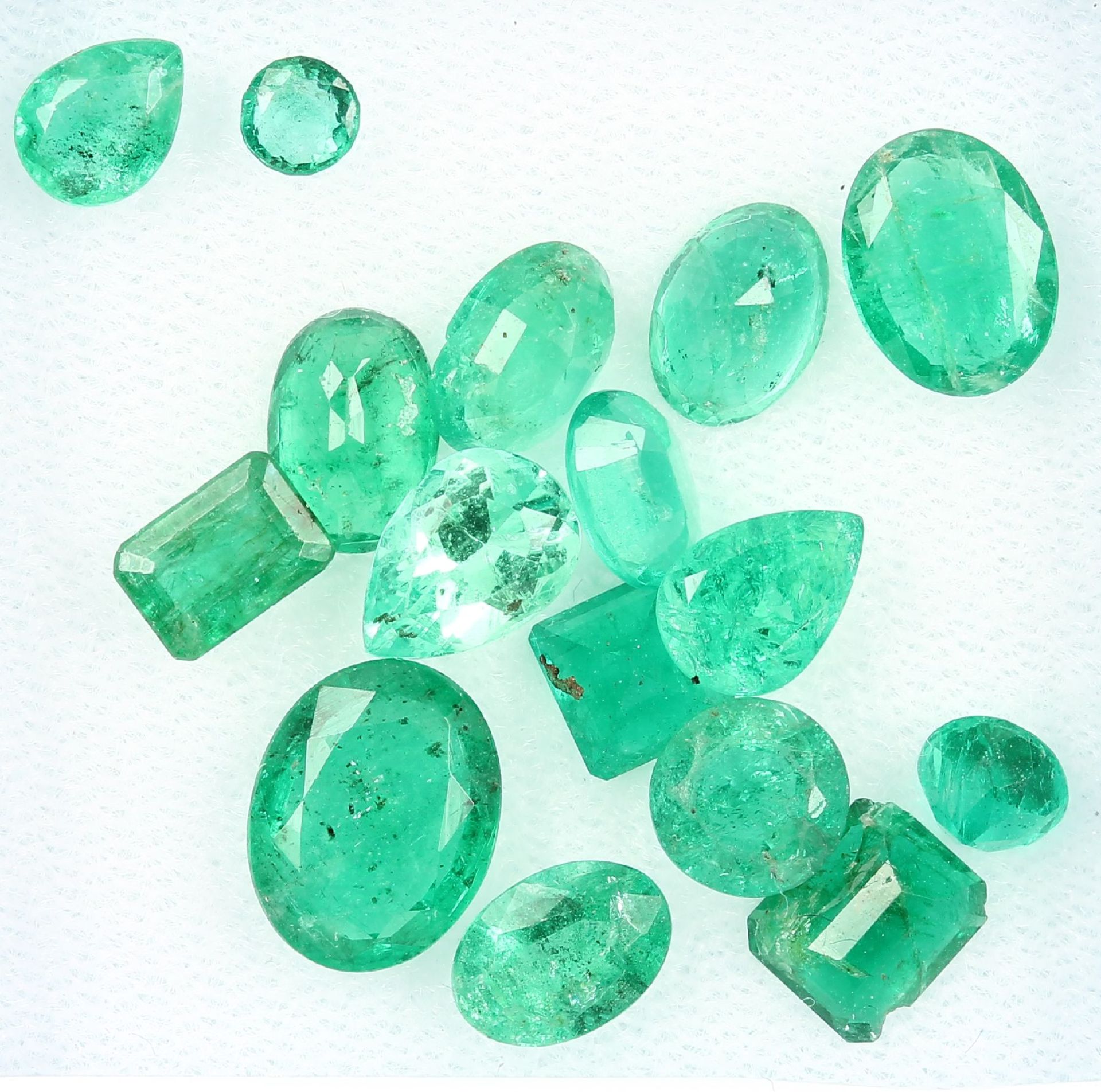 Lot 16 loose emeralds , total approx. 10.38 ct, in different cuts and sizes, partially dismounted