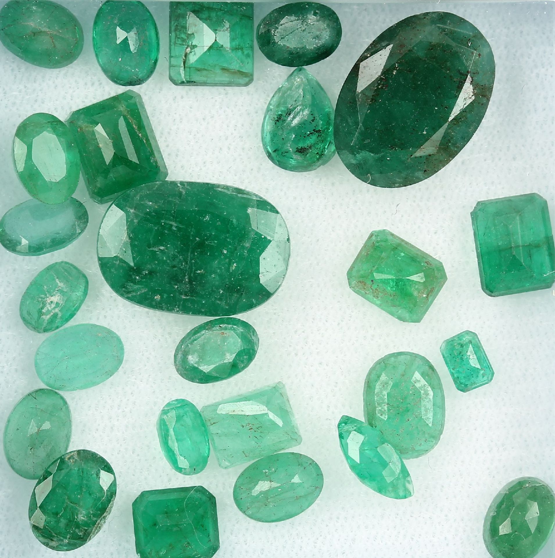 Lot loose emeralds total approx. 30.92 ct, in different cuts and sizes, partially dismounted