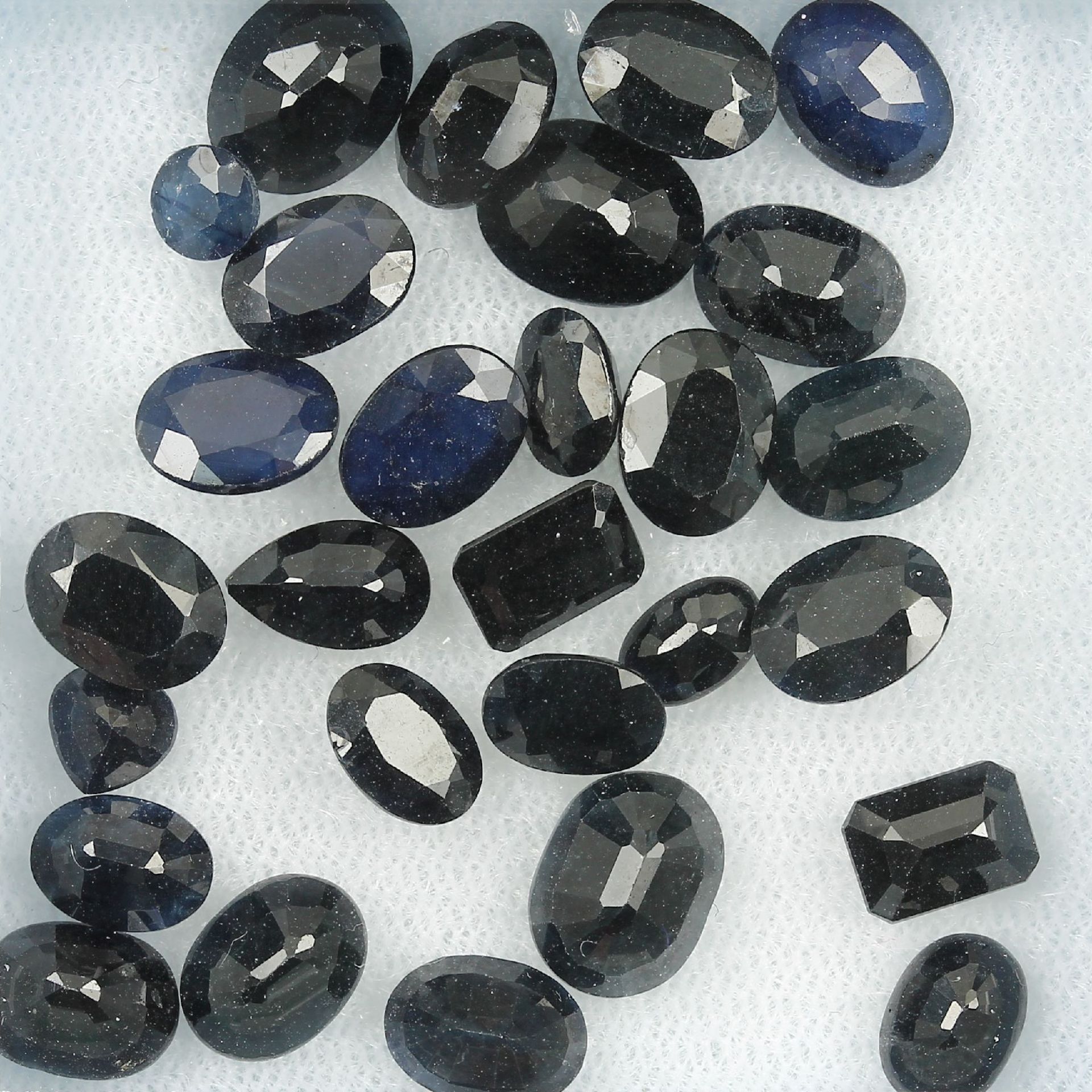 Lot loose sapphires , total approx. 41.92 ct, in different cuts and sizes, partially dismounted