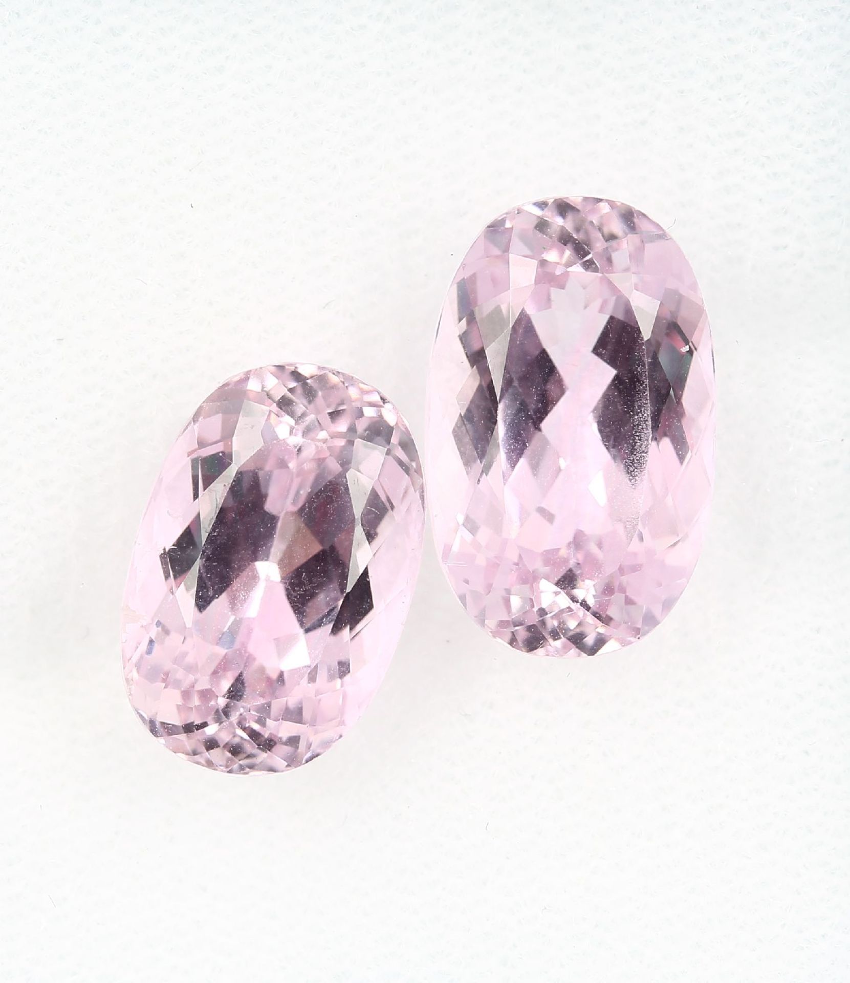 Lot 2 loose kunzites , total approx. 20.71 ct, oval Valuation Price: 1650, - EUR