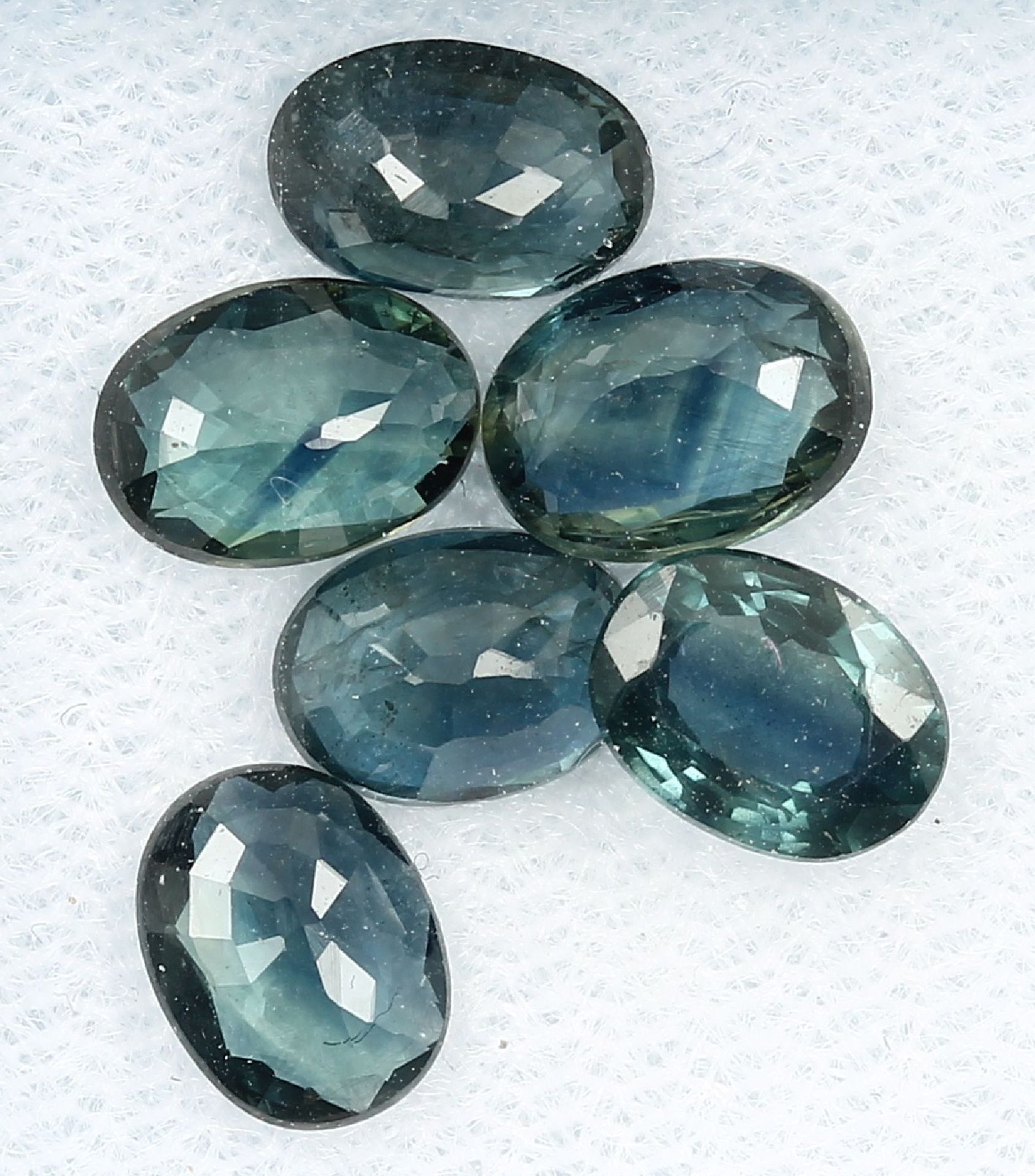 Lot 6 loose sapphires , total approx. 5.29 ct, in different colour shades and sizes, oval