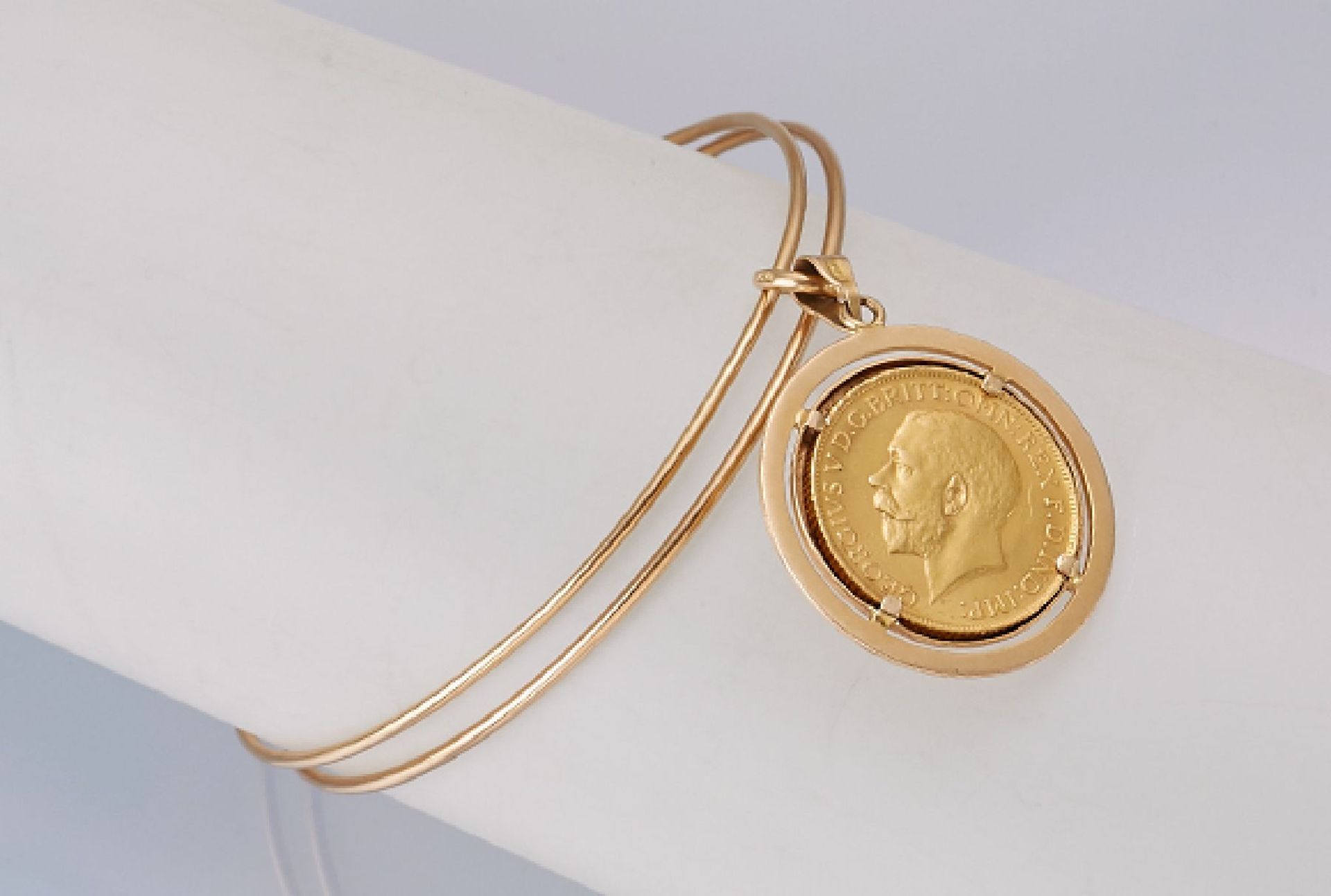 2 18 kt gold bangles with coin pendant , YG 750/000, coin inlay: Gold coin, Sovereign, Great