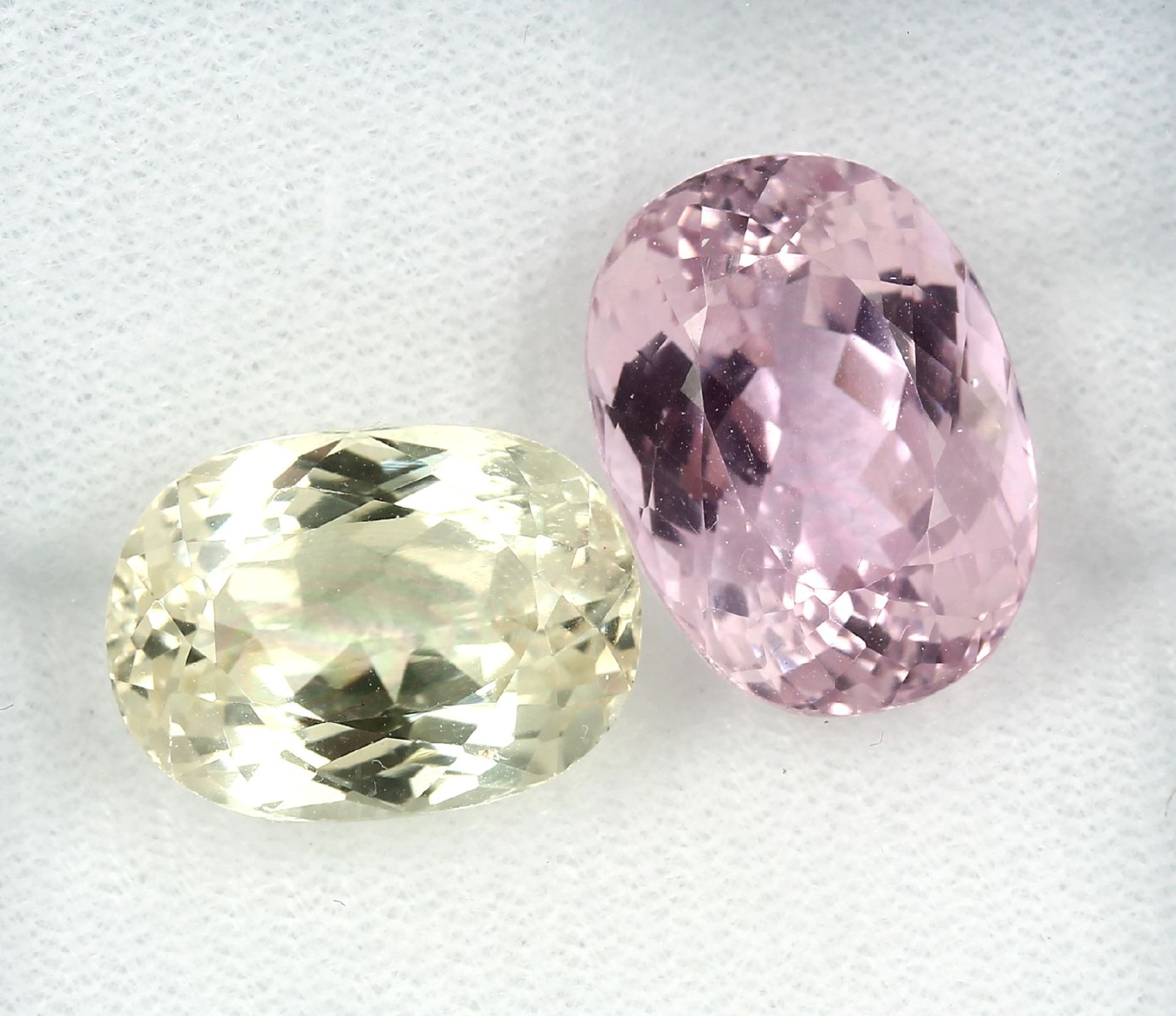 Lot 2 loose kunzites , total approx. 30.87 ct, in different cuts and sizes, 1 x Yellow, 1x Pink,