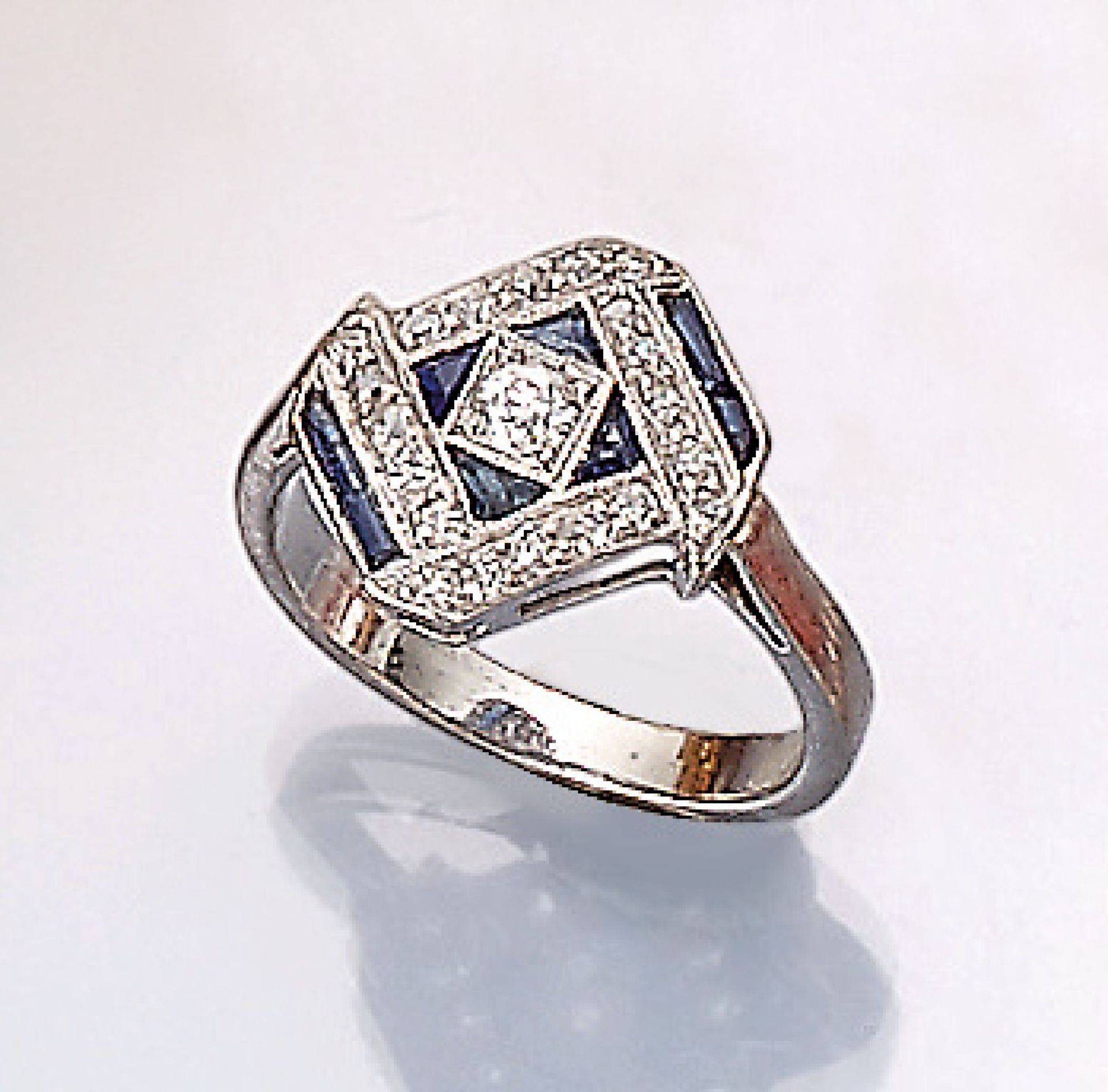 Platinum ring with diamonds and sapphires , approx. 1920, 21 old cut diamond total approx. 0.25 ct