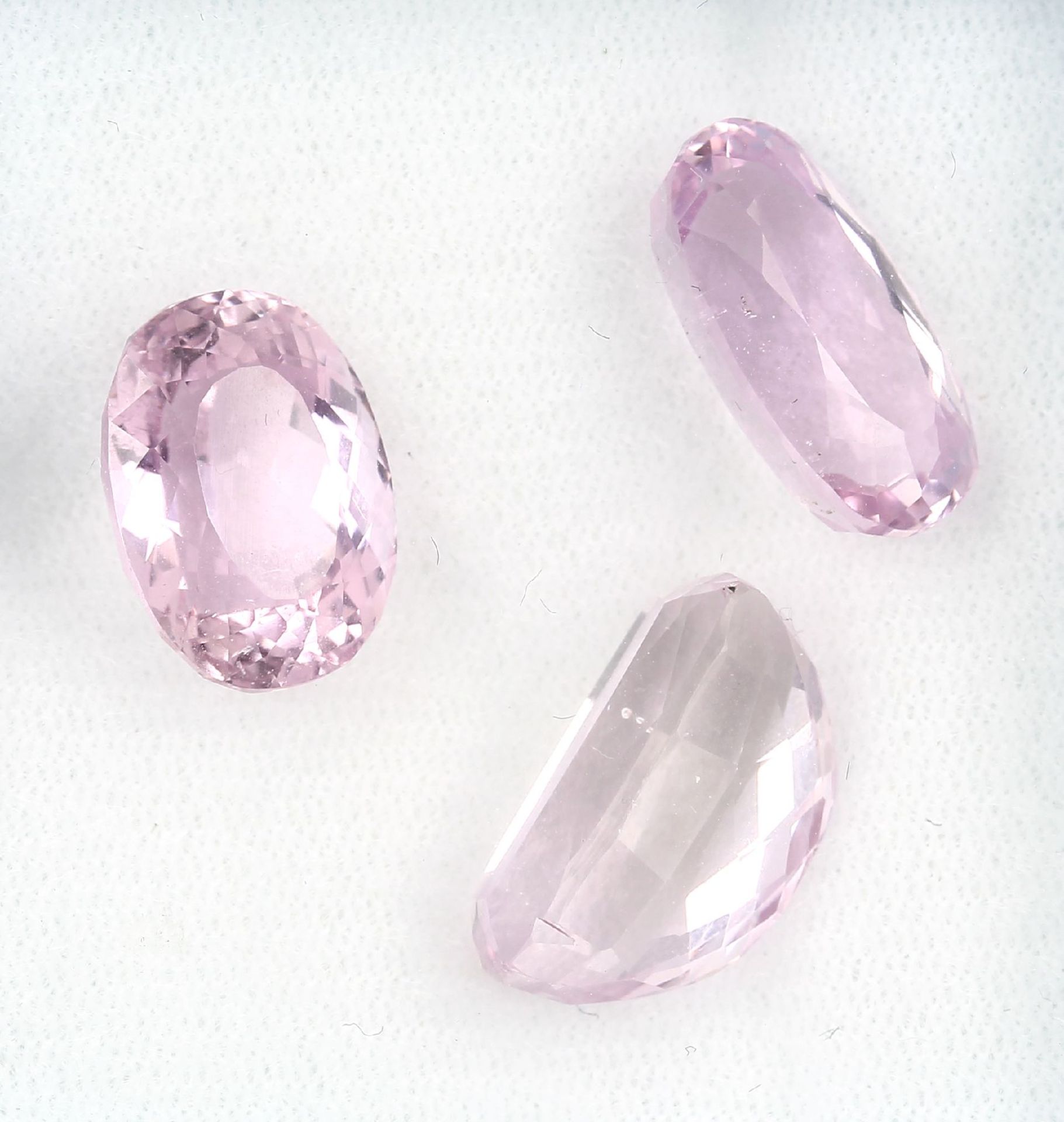 Lot 3 loose kunzites , total approx. 27.21 ct, comprised of: 1 x oval, 1 x longitudinal- oval and