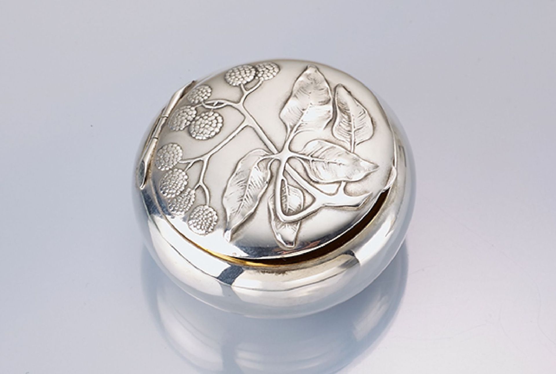 Pill box, France approx. 1900 , 800 silver, inner side gilded, plane tree decor, diam. approx. 4.5