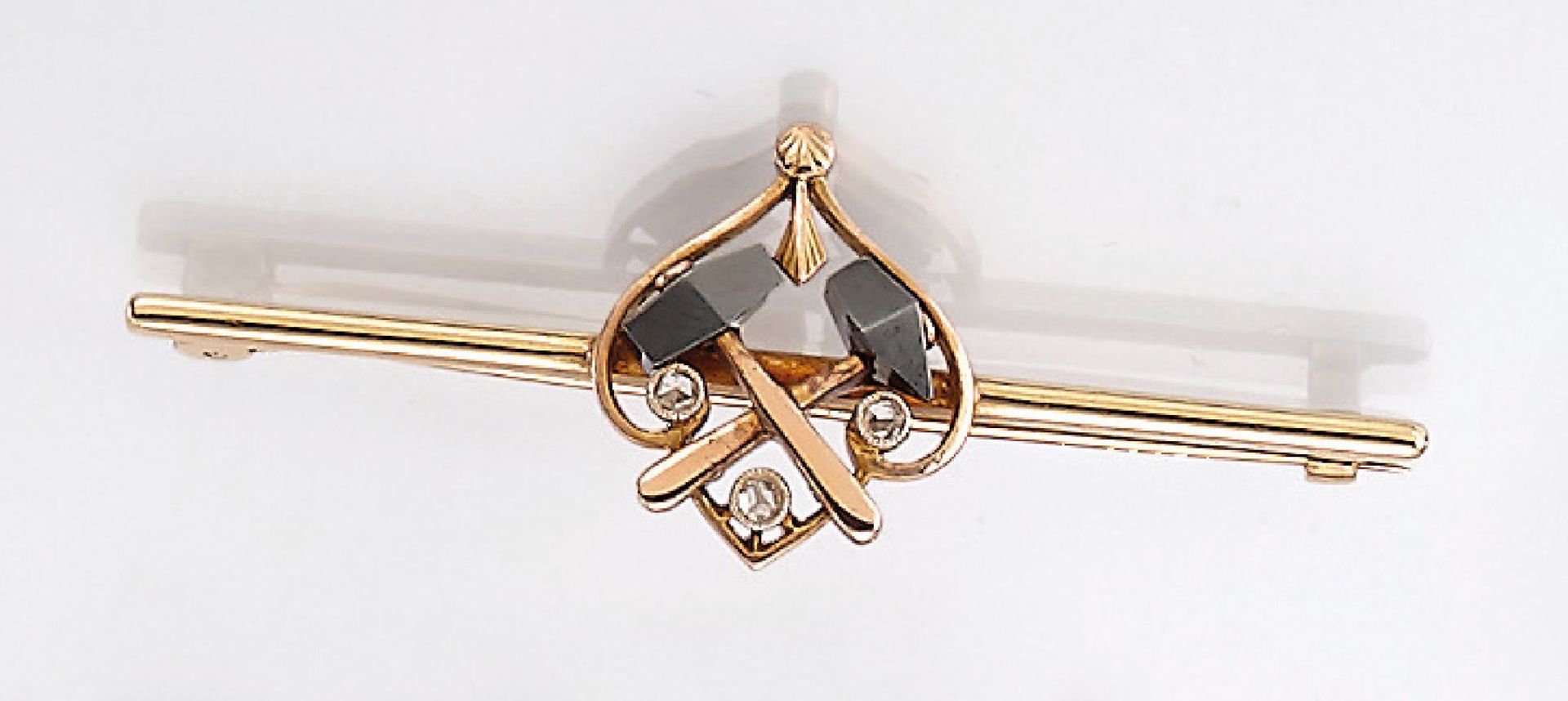 14 kt gold brooch Freemasons, approx. 1900 , YG 585/000, crossed hammer, heads made of hamatite,