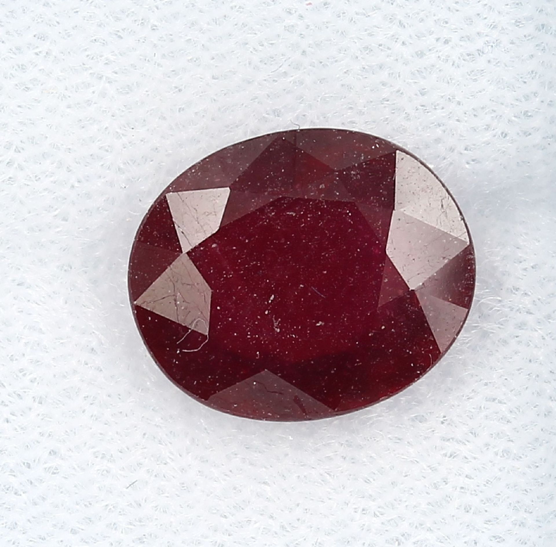 Loose ruby , approx. 6.42 ct, oval bevelled,treated Valuation Price: 1800, - EUR