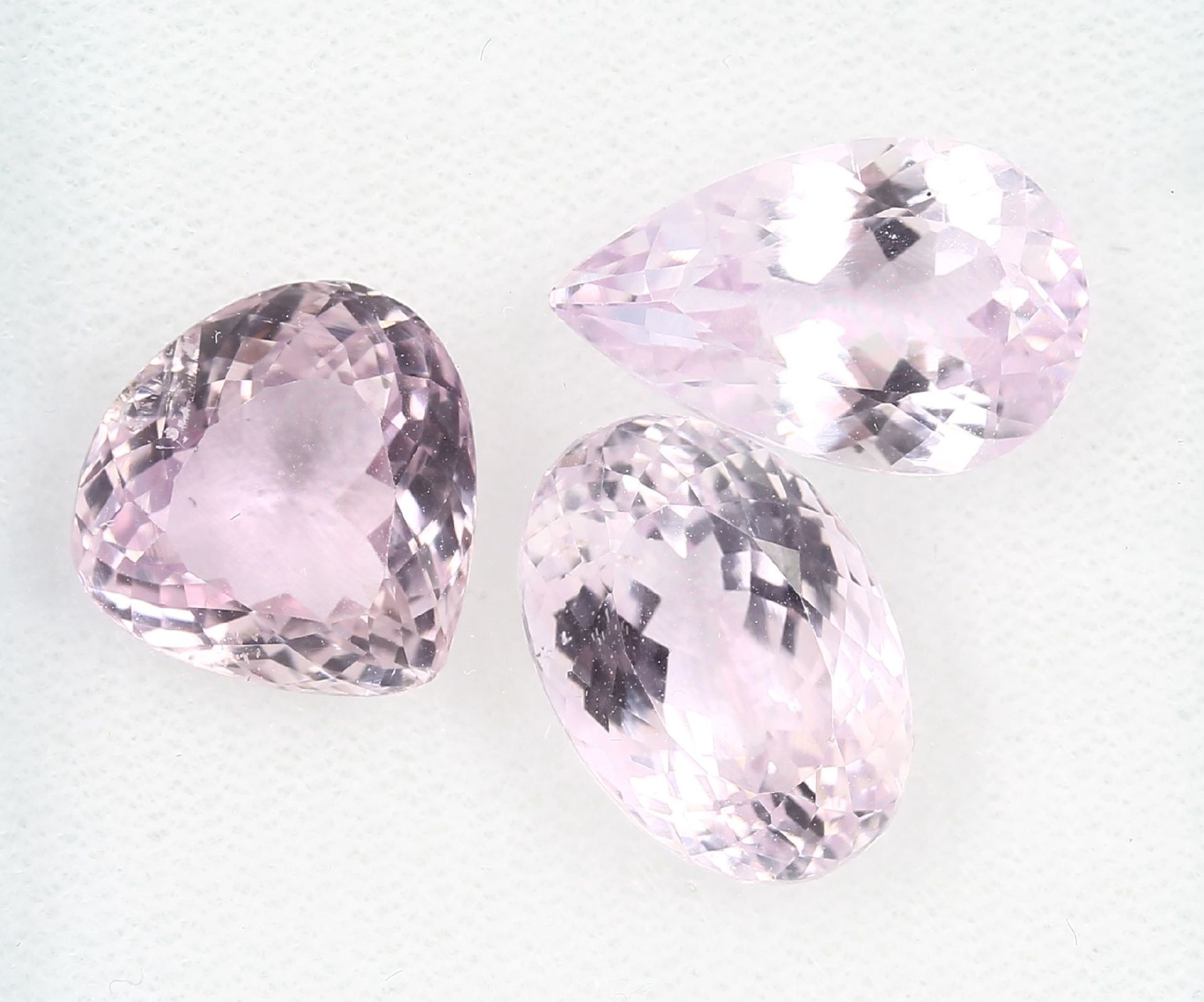 Lot 3 loose kunzites , total approx. 27.88 ct, comprised of: 1 x oval, 1 x pearformed and1 x heart