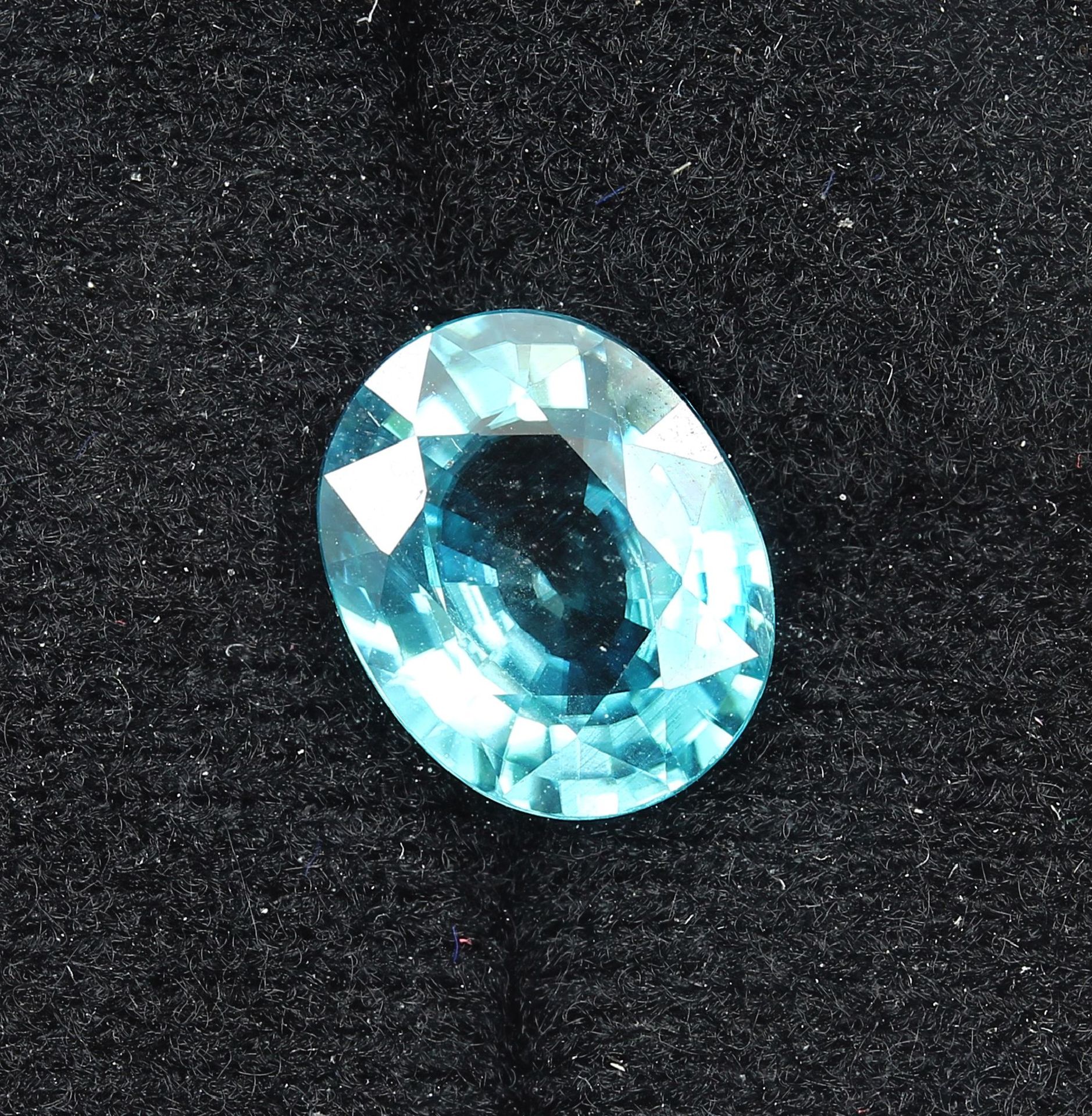 Loose blue zircon , approx. 7.84 ct, oval Valuation Price: 670, - EUR