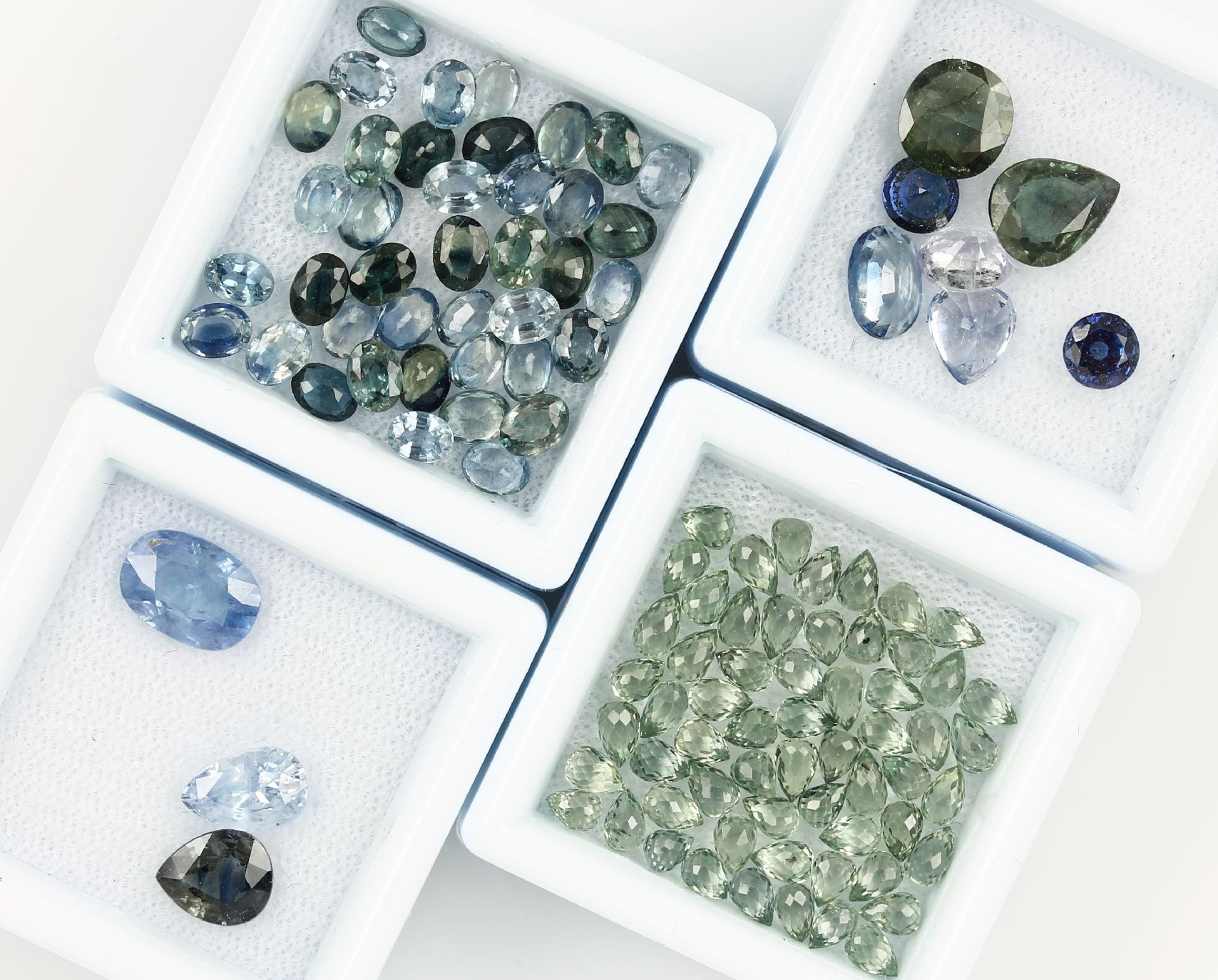 Lot loose sapphires , total approx. 30 ct, in different colours, sizes and cuts, oval Valuation