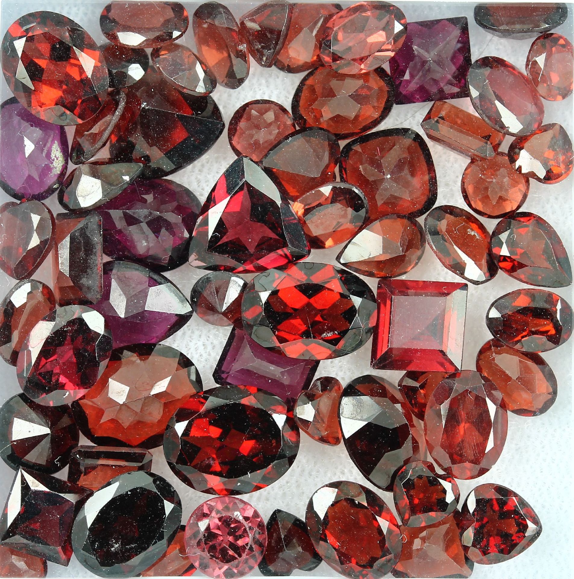 Lot loose garnets , total approx. 68.26 ct, in different cuts and sizes, partially dismounted